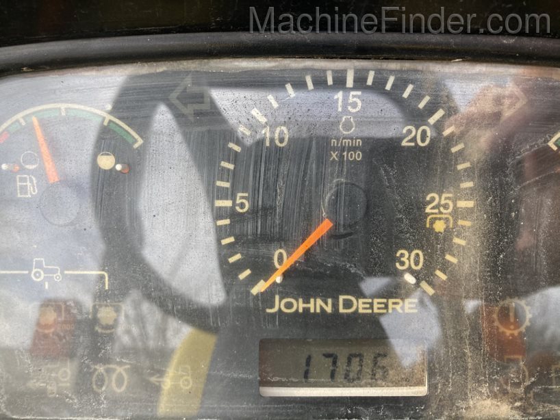 2005 John Deere 3320 Image 5