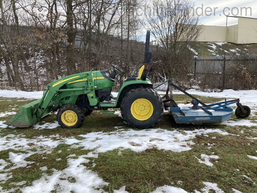 2005 John Deere 3320 Image 2