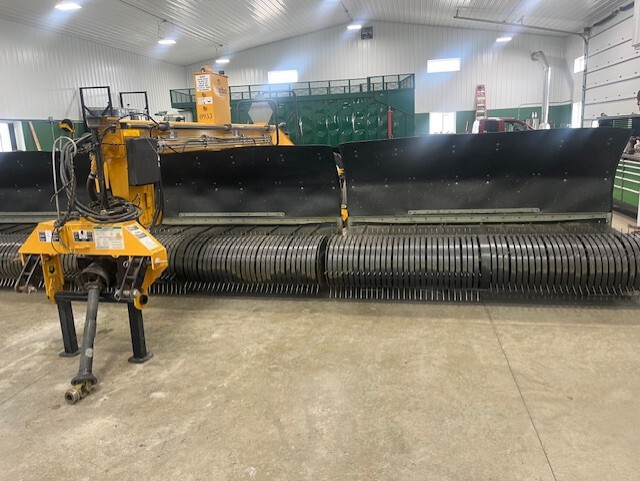 2016 Oxbo 330 Image 1