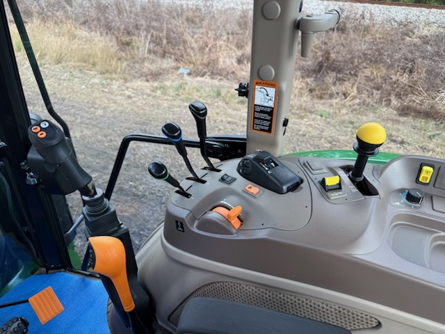 2025 John Deere 5105M Image 3