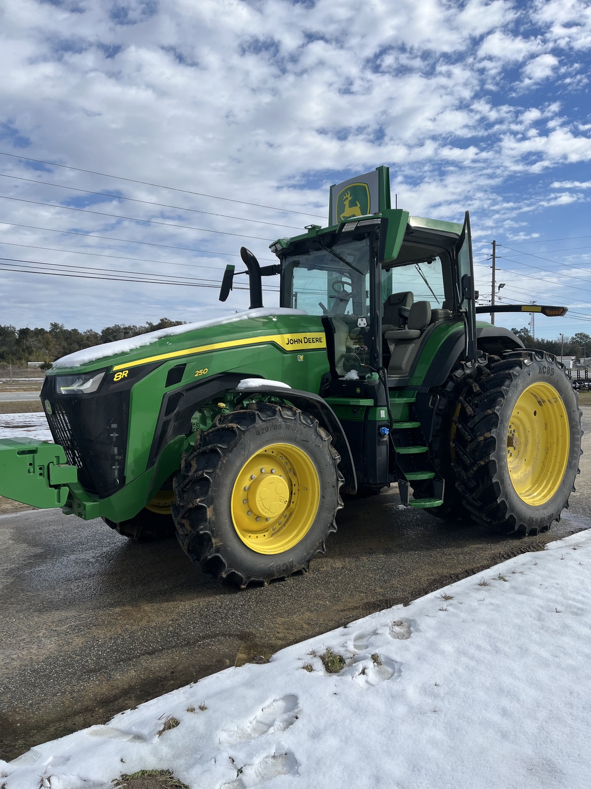 2023 John Deere 8R 250 Image 2