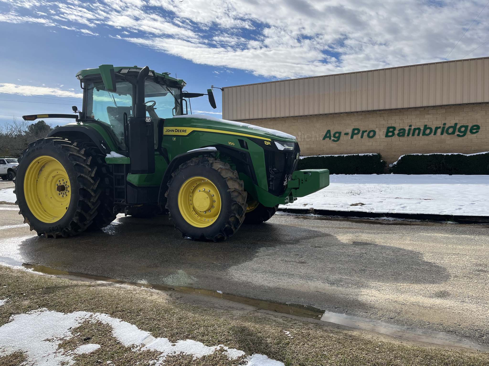 2023 John Deere 8R 250 Image 1