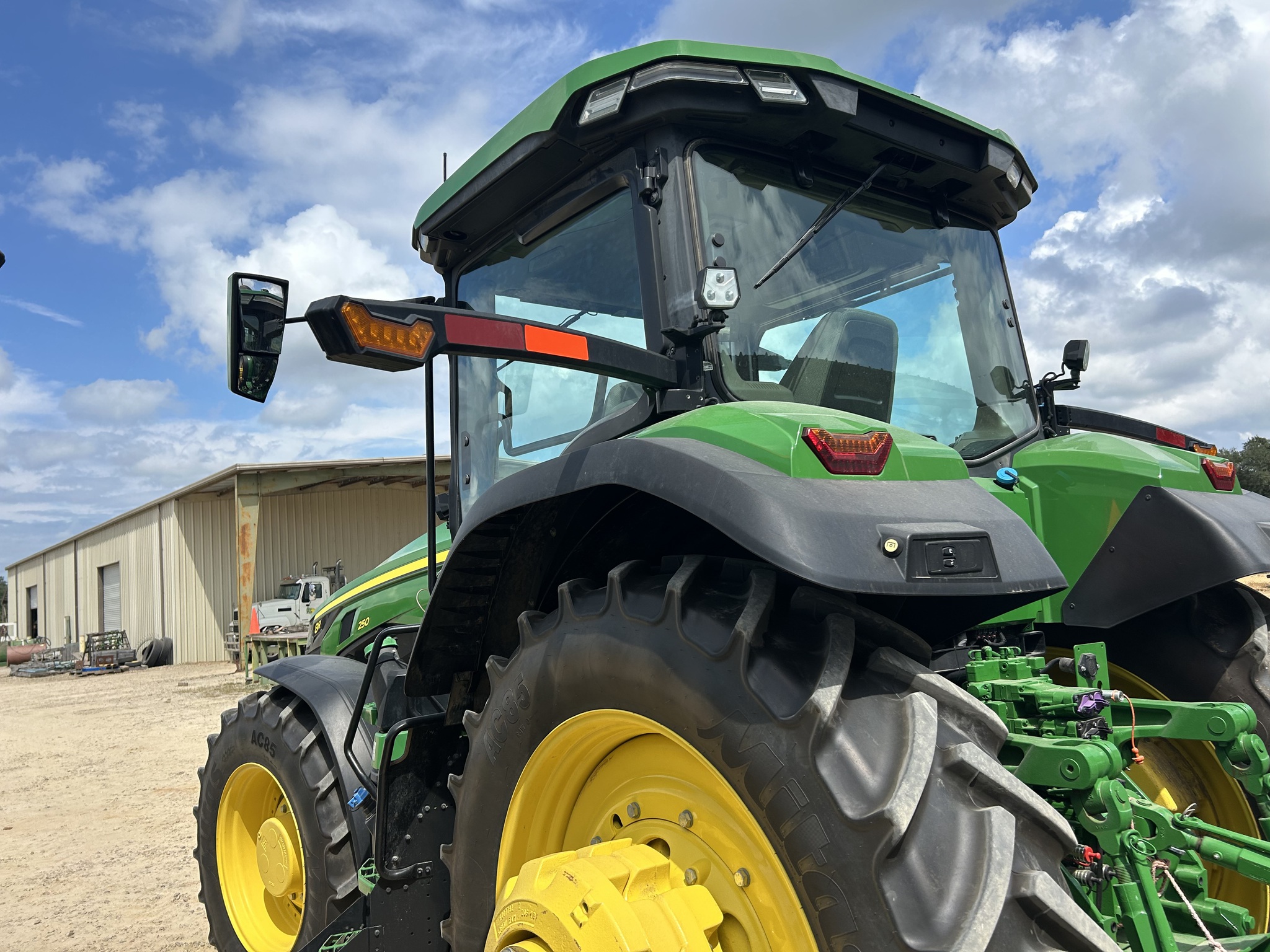 2023 John Deere 8R 250 Image 8