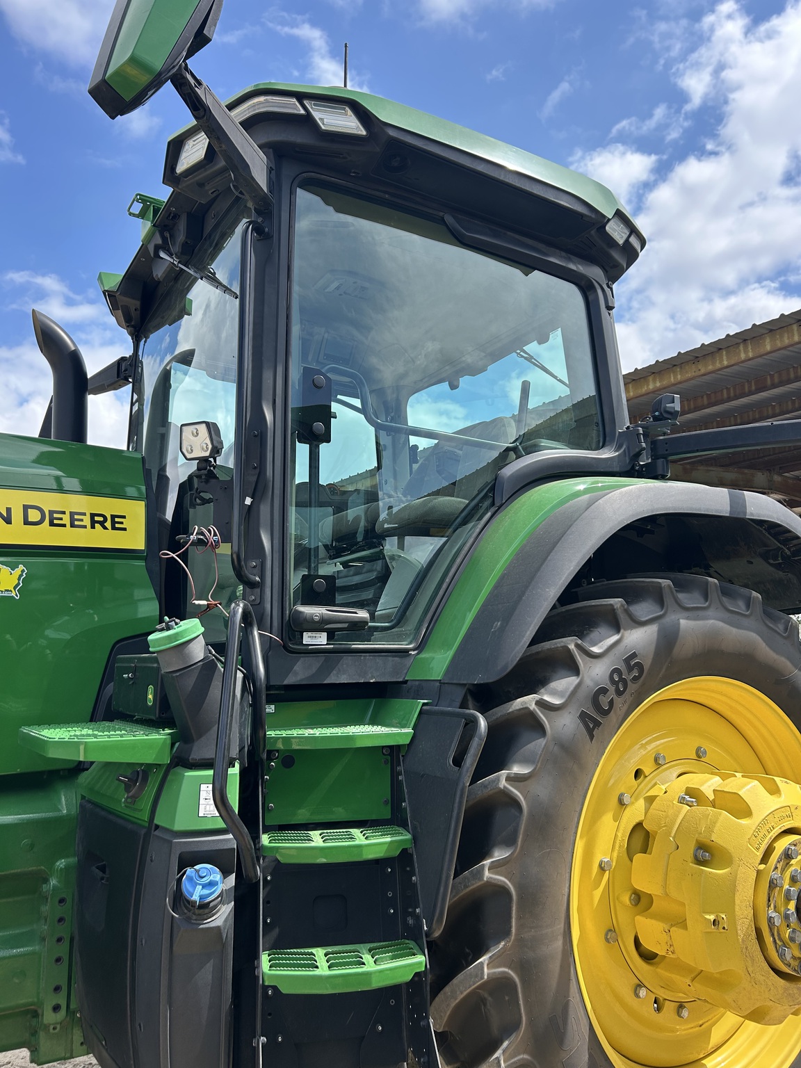 2023 John Deere 8R 250 Image 9