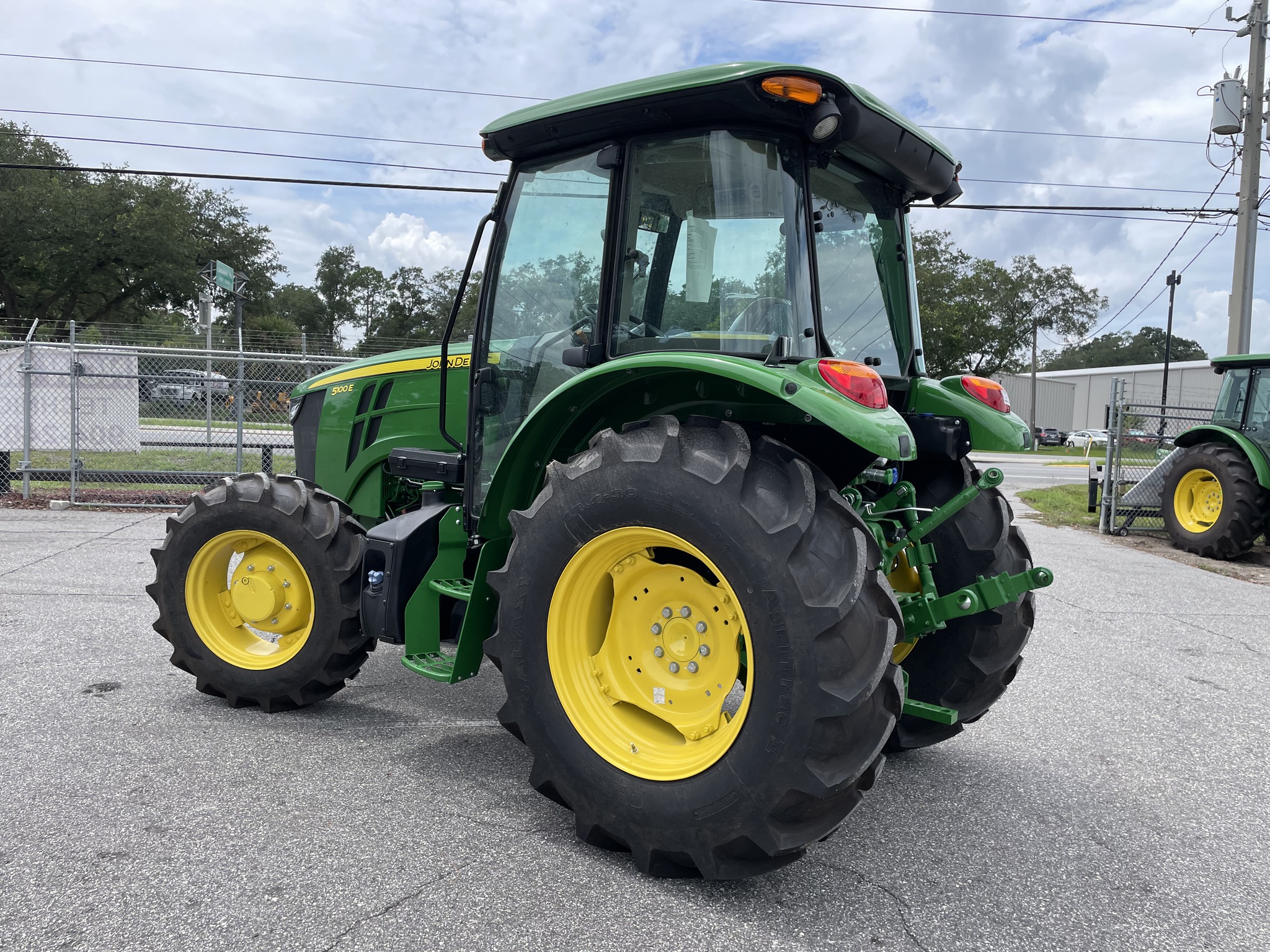 2025 John Deere 5100E Image 9