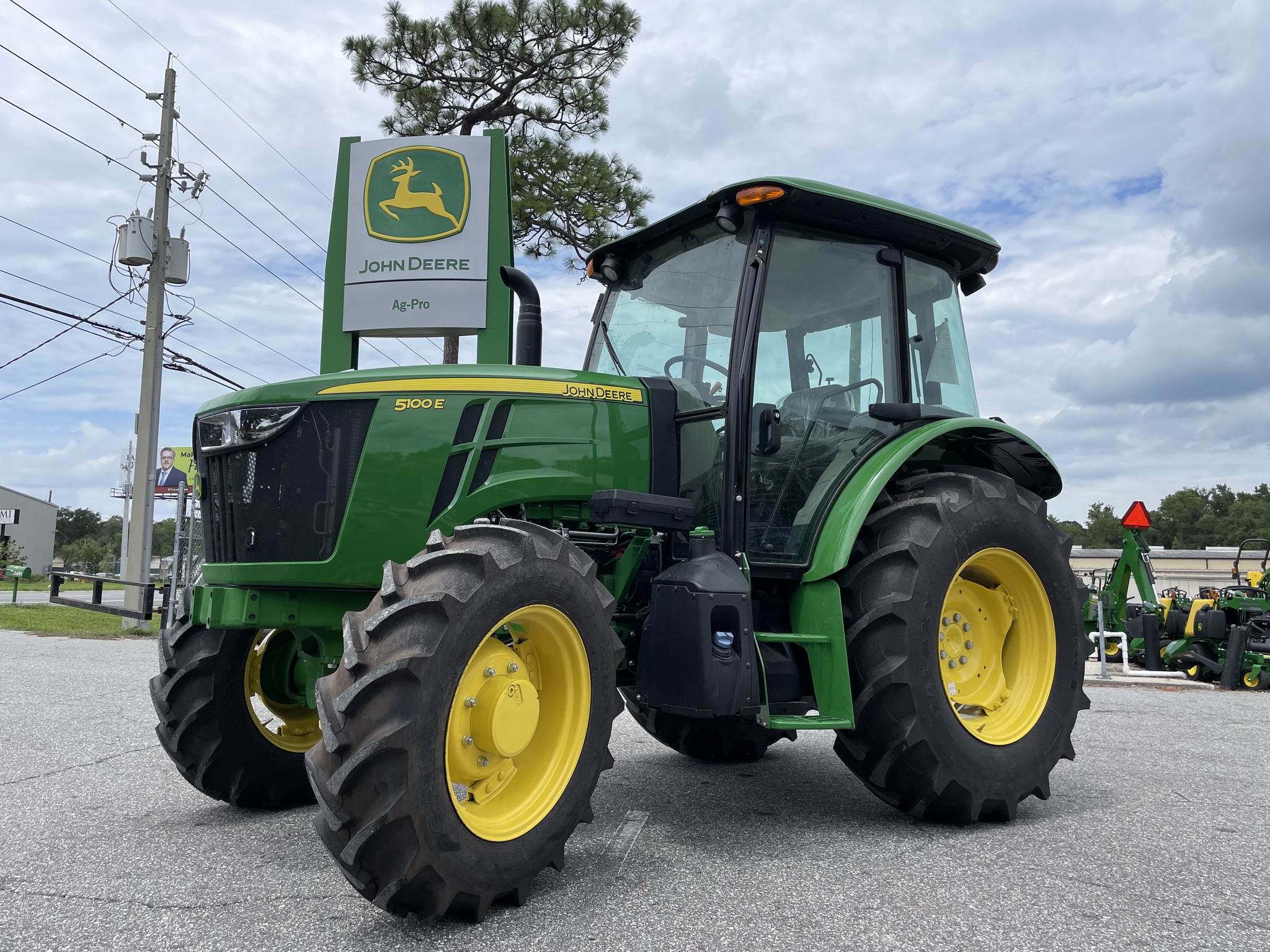 2025 John Deere 5100E Image 1