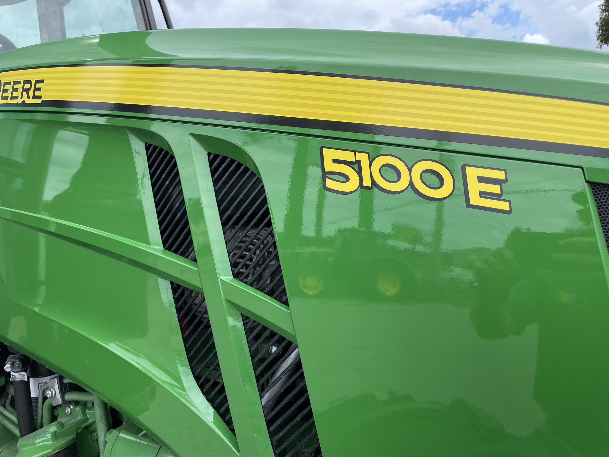 2025 John Deere 5100E Image 4