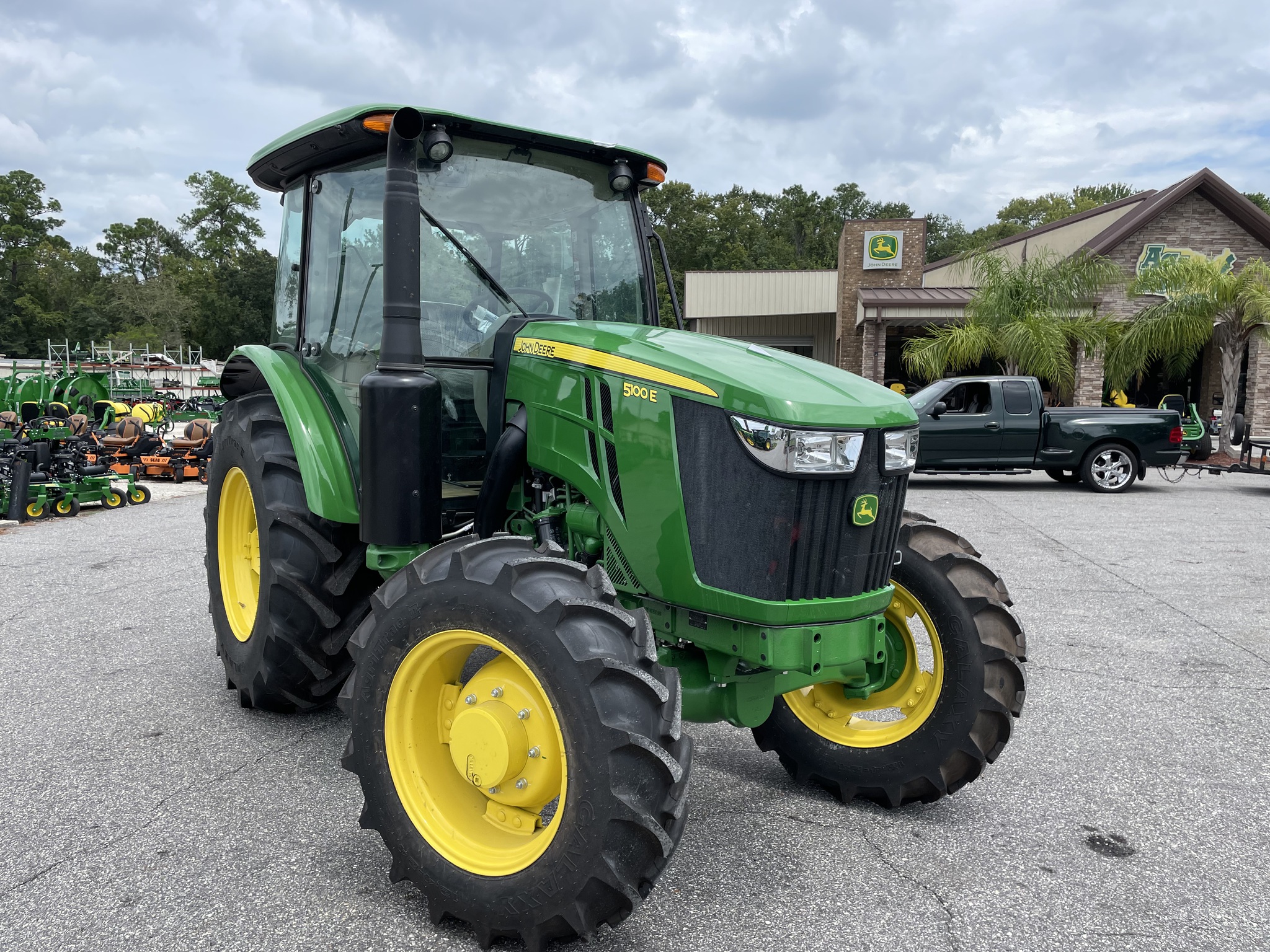 2025 John Deere 5100E Image 3