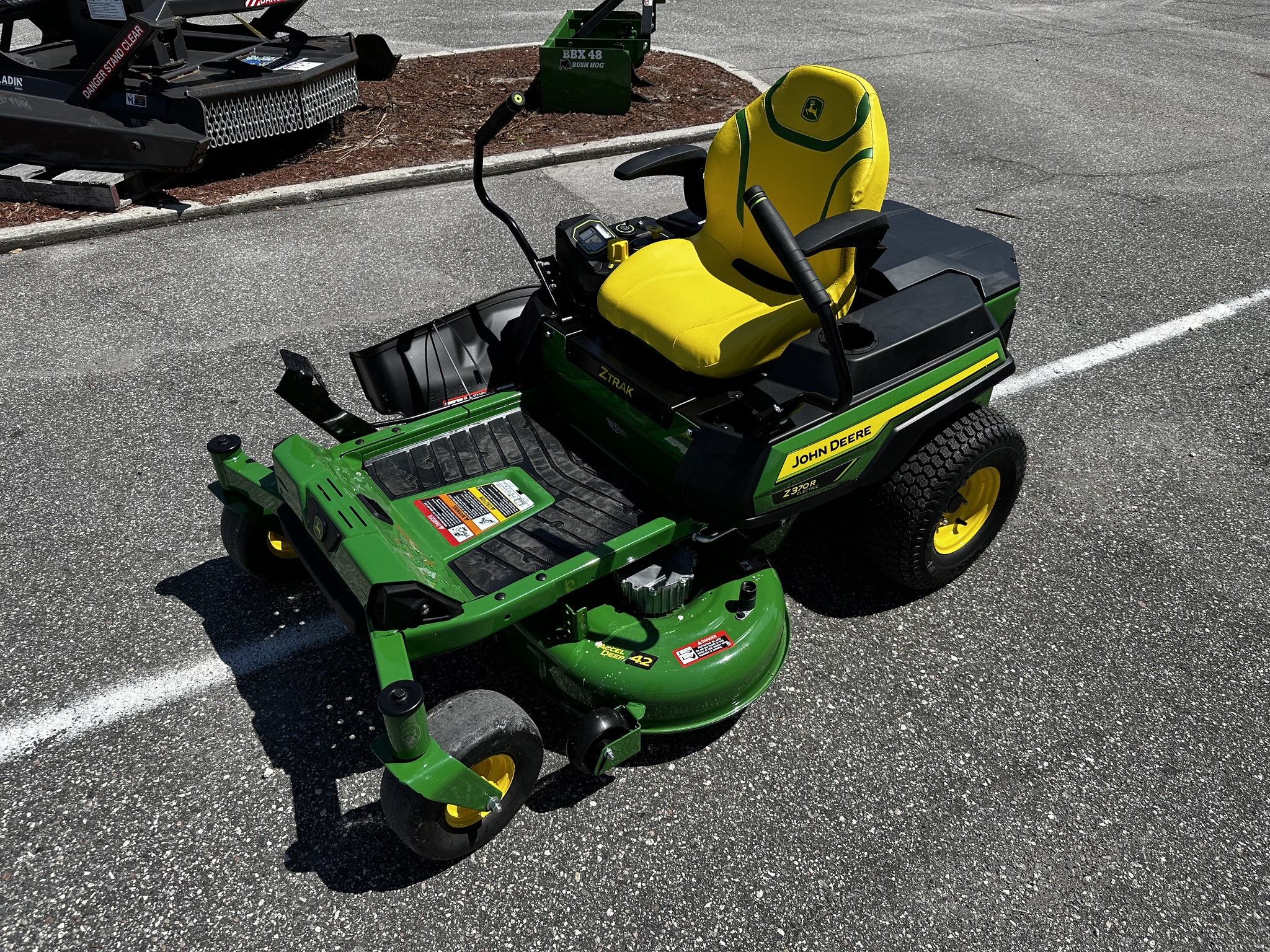 2025 John Deere Z370R Image 6