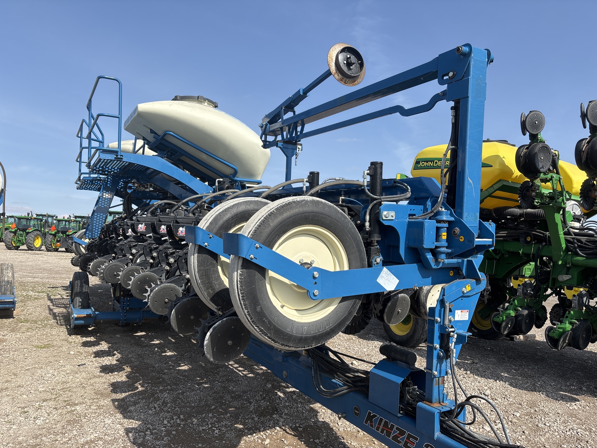 Used 2015 Kinze 3660 Planters: Drawn at Koenig Equipment in Rushville, IN - PhotoXL2