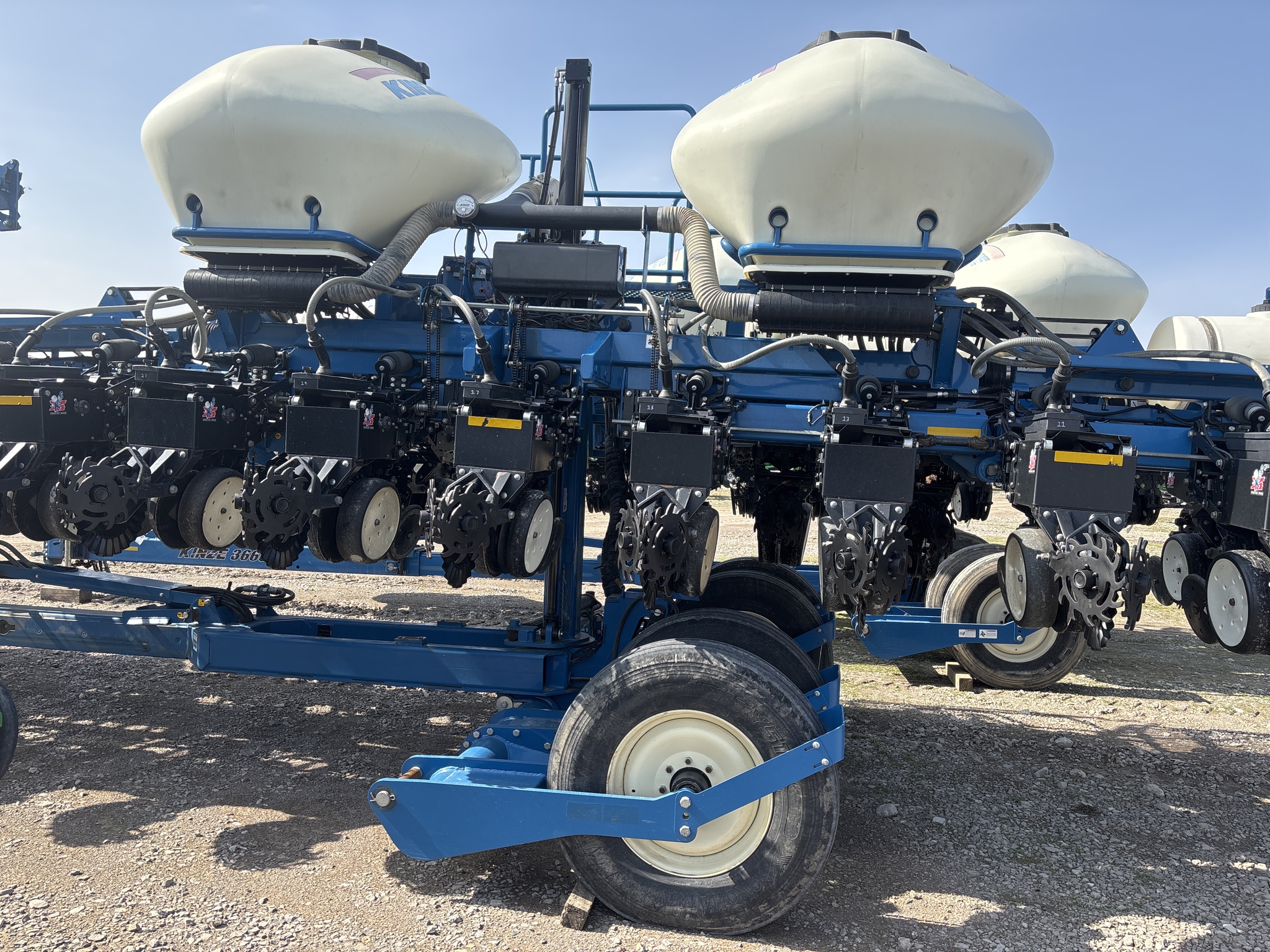 Used 2015 Kinze 3660 Planters: Drawn at Koenig Equipment in Rushville, IN - PhotoXL5