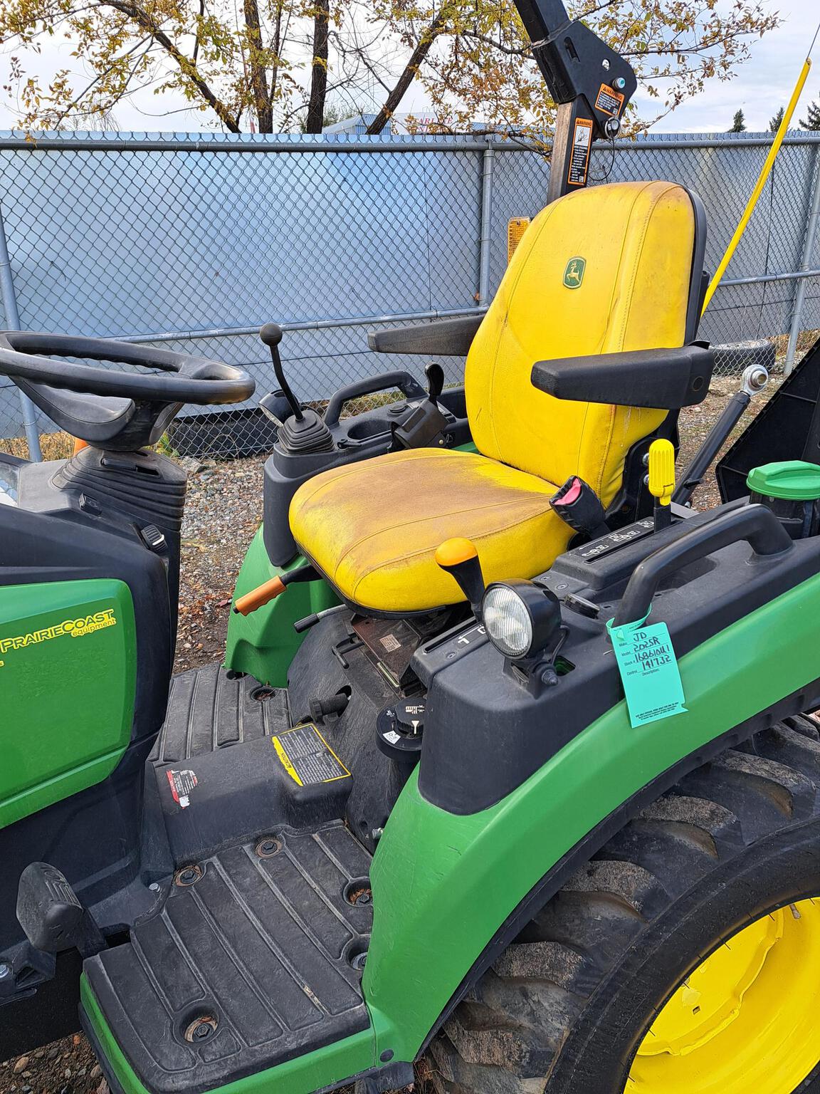 2023 John Deere 2025R Image 3