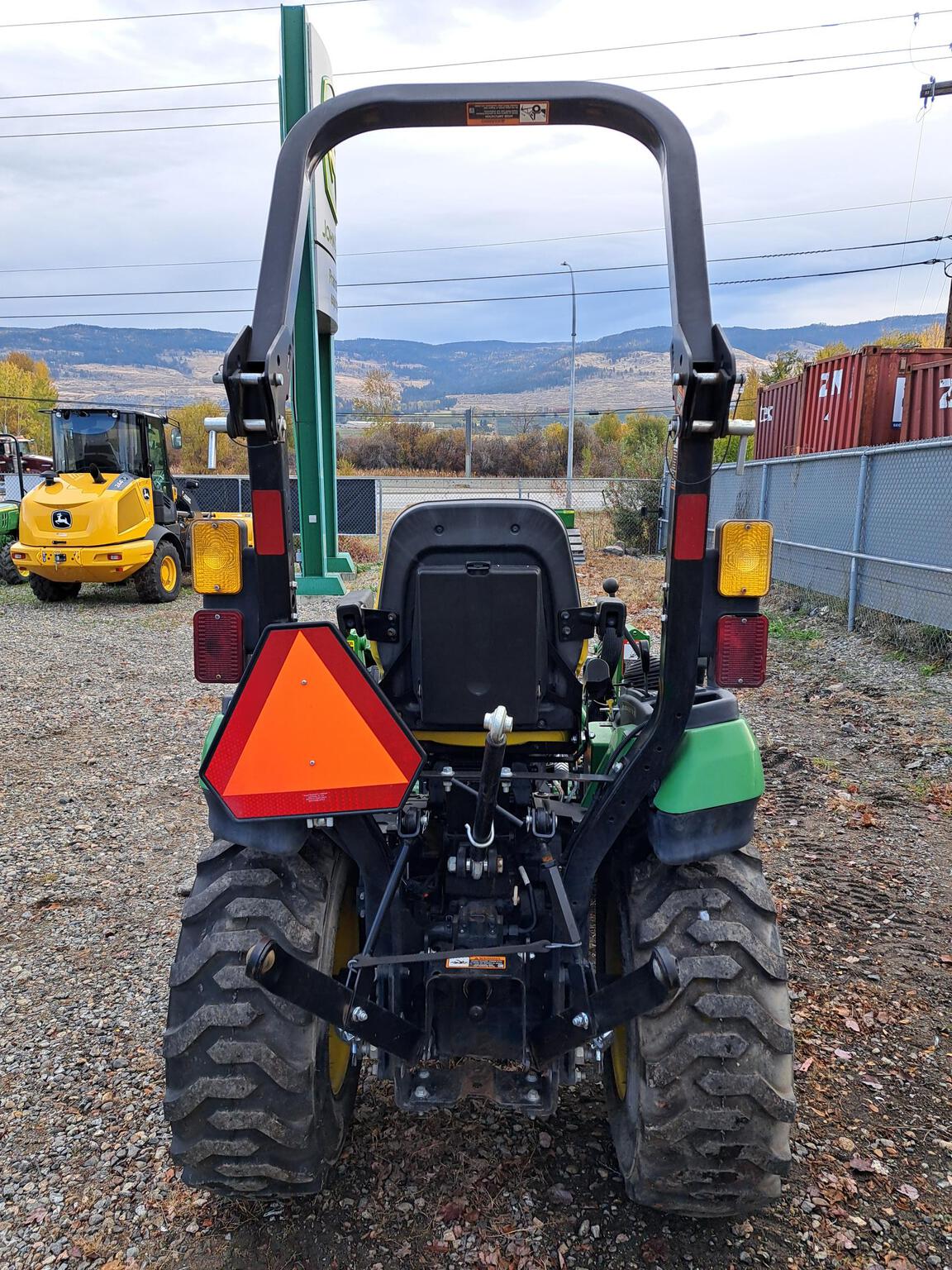 2023 John Deere 2025R Image 4