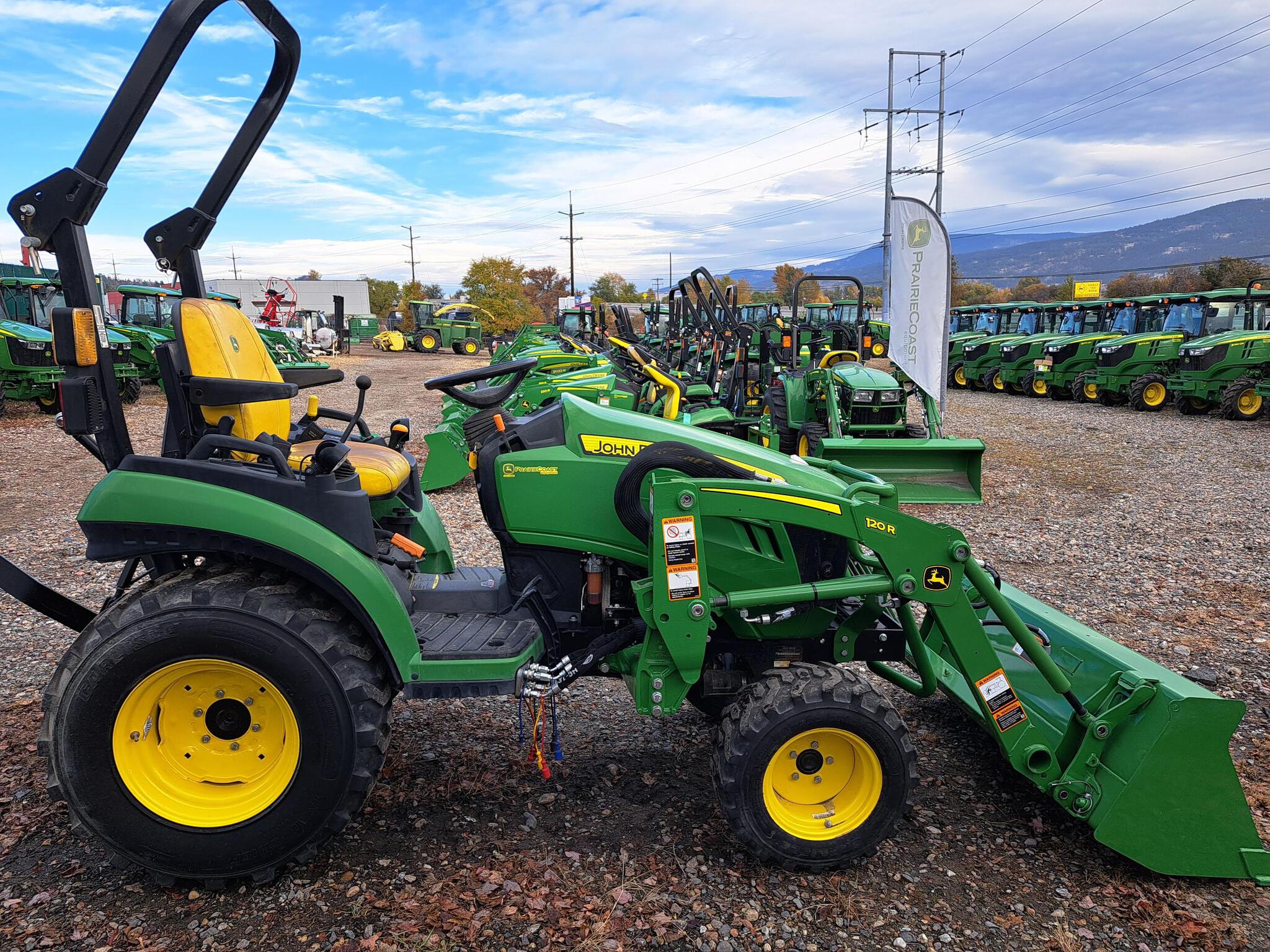 2023 John Deere 2025R Image 1
