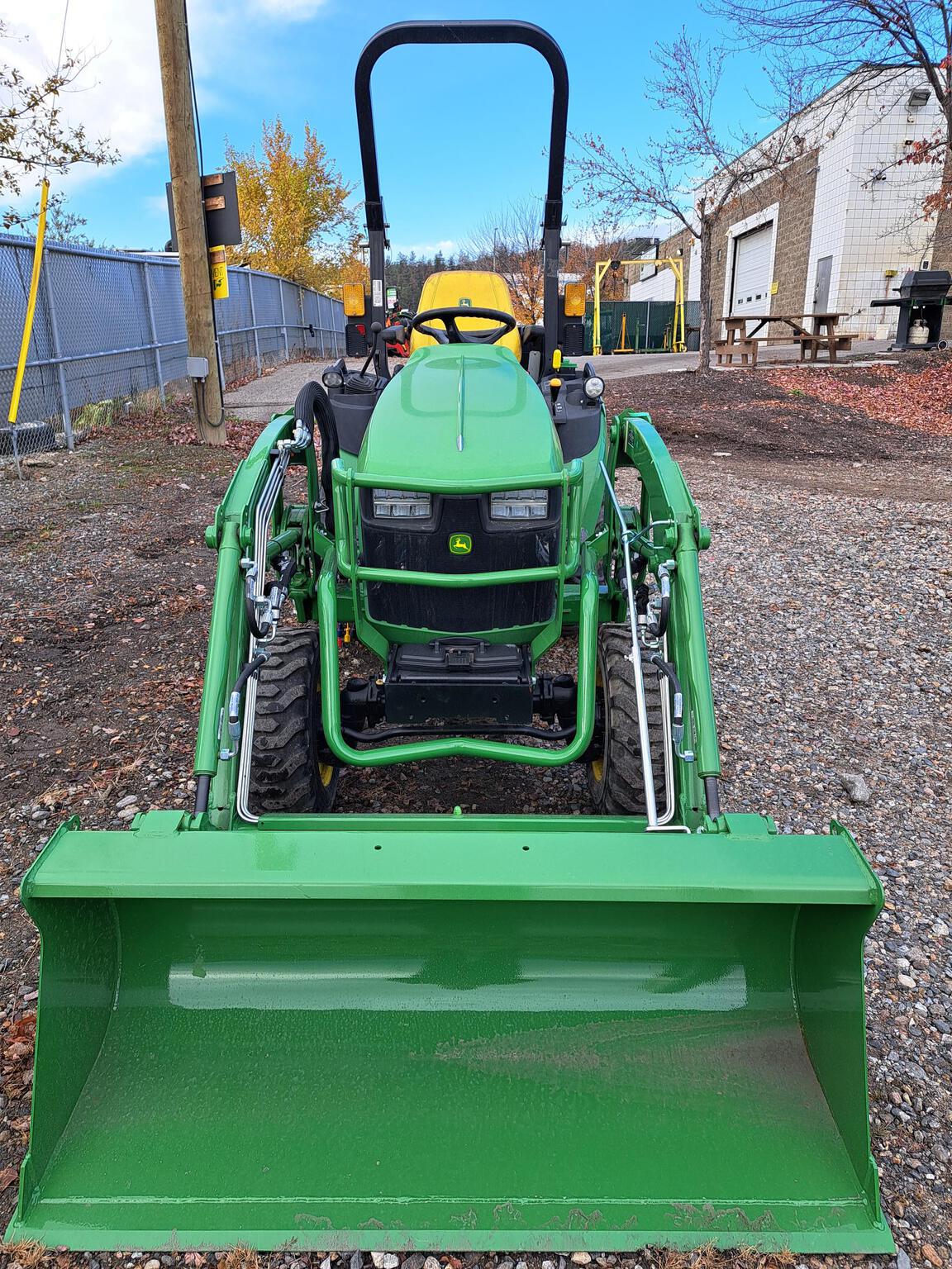 2023 John Deere 2025R Image 5