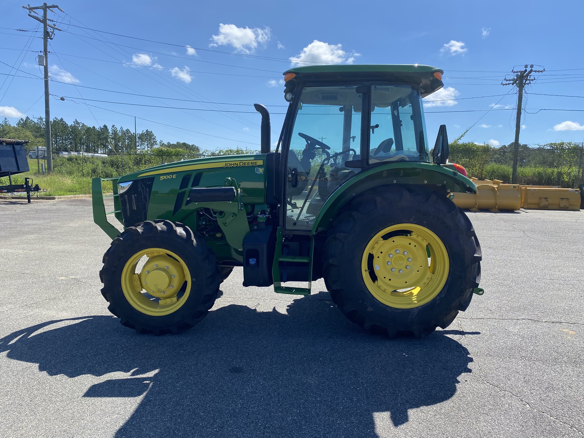 2025 John Deere 5100E Image 4