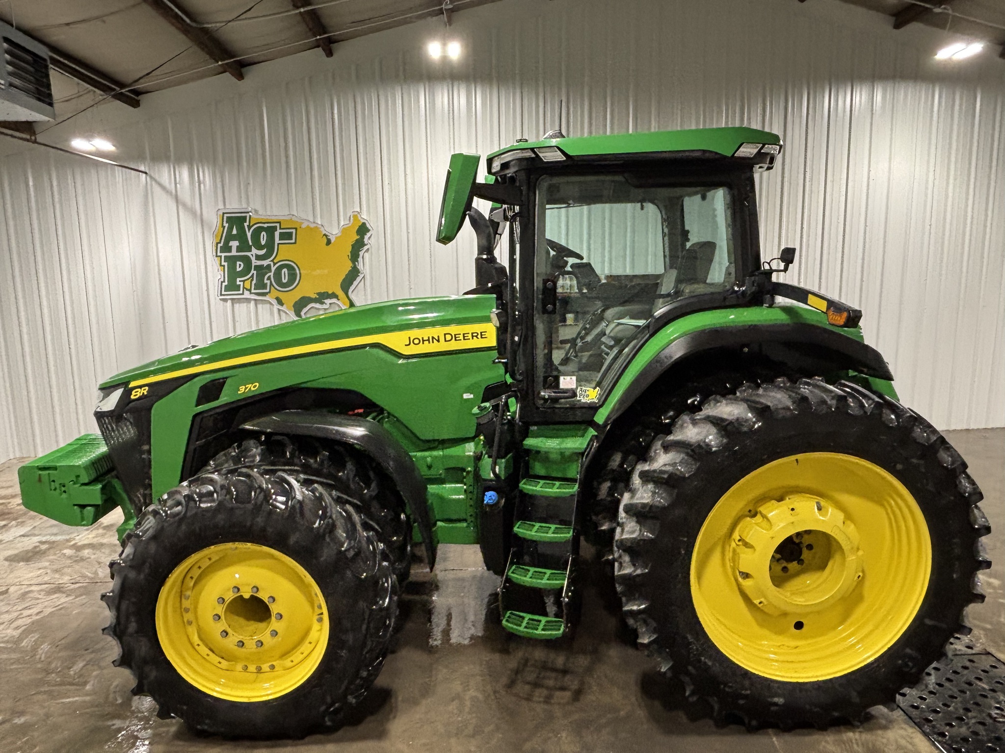 2023 John Deere 8R 370 Image 2