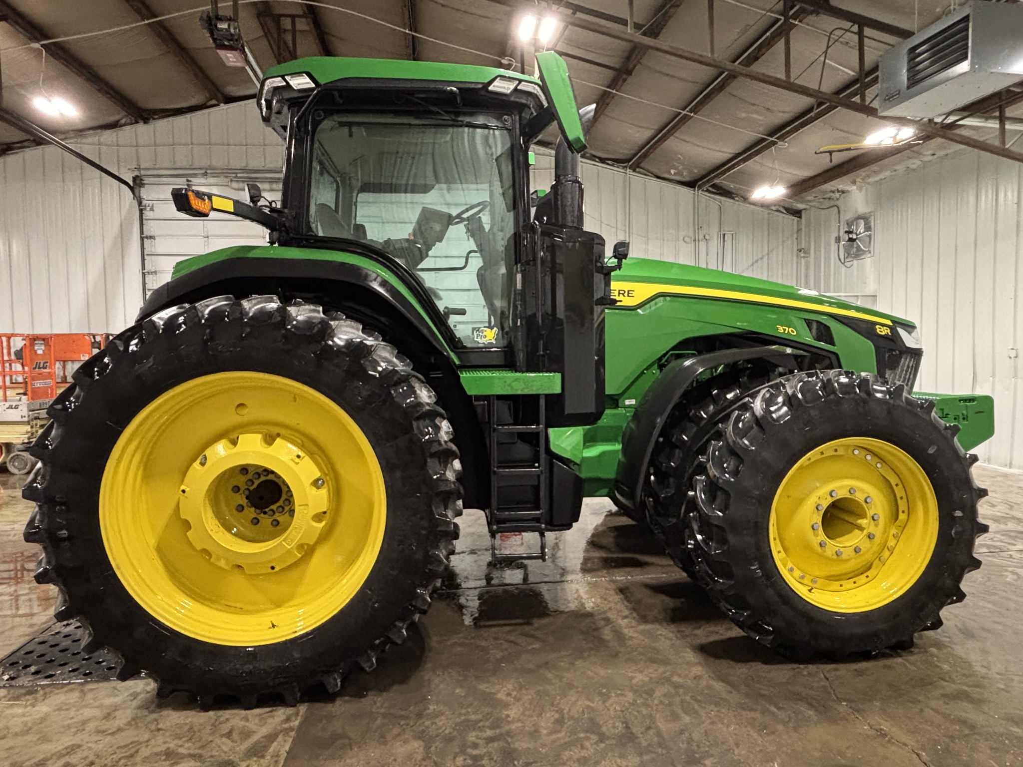 2023 John Deere 8R 370 Image 6