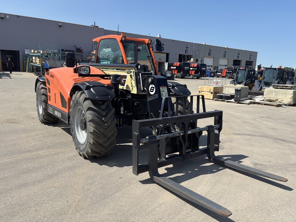 2023 JLG AG832