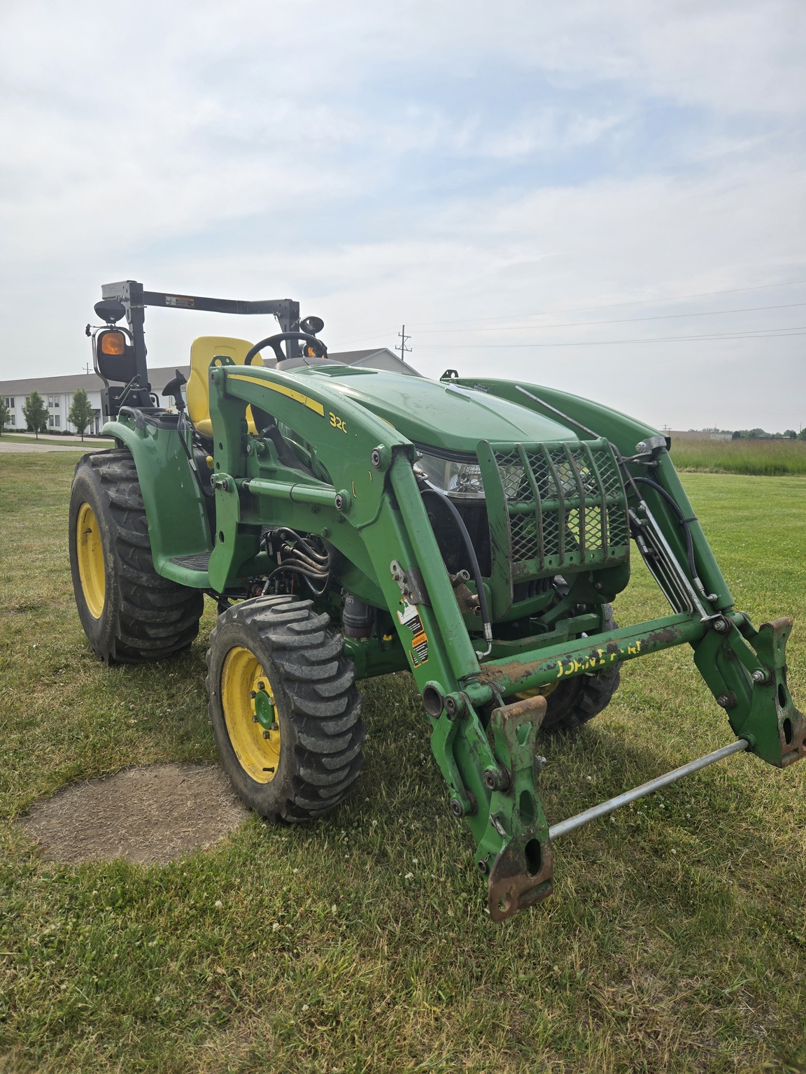 2019 John Deere 3046R Image 2