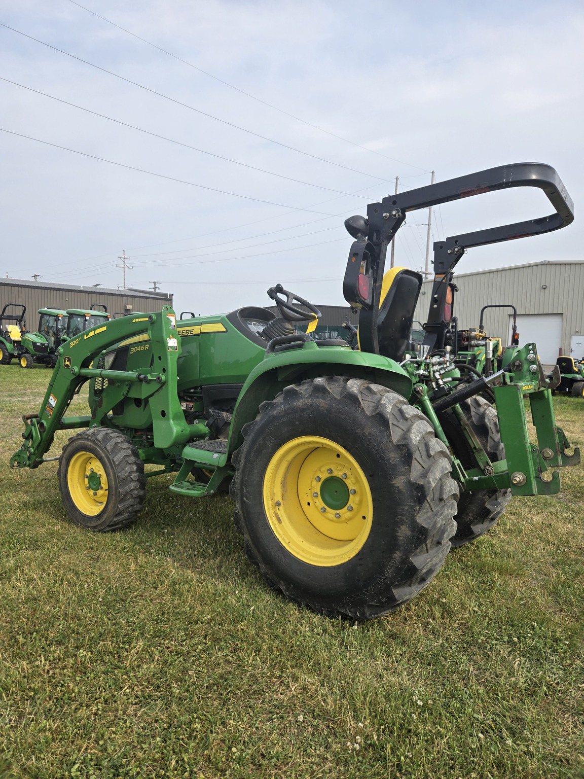 2019 John Deere 3046R Image 4