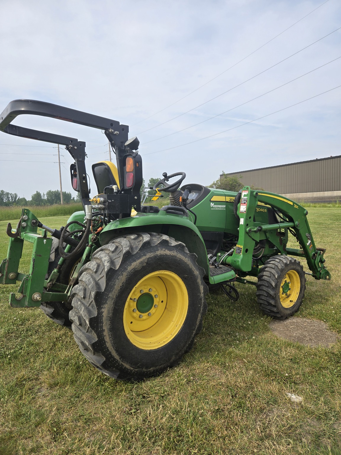2019 John Deere 3046R Image 5