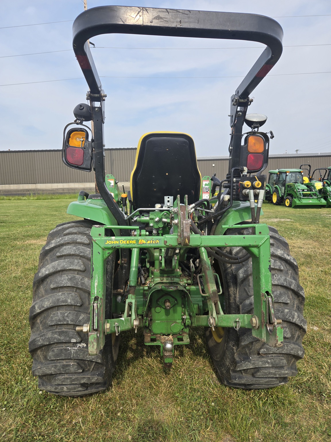 2019 John Deere 3046R Image 3