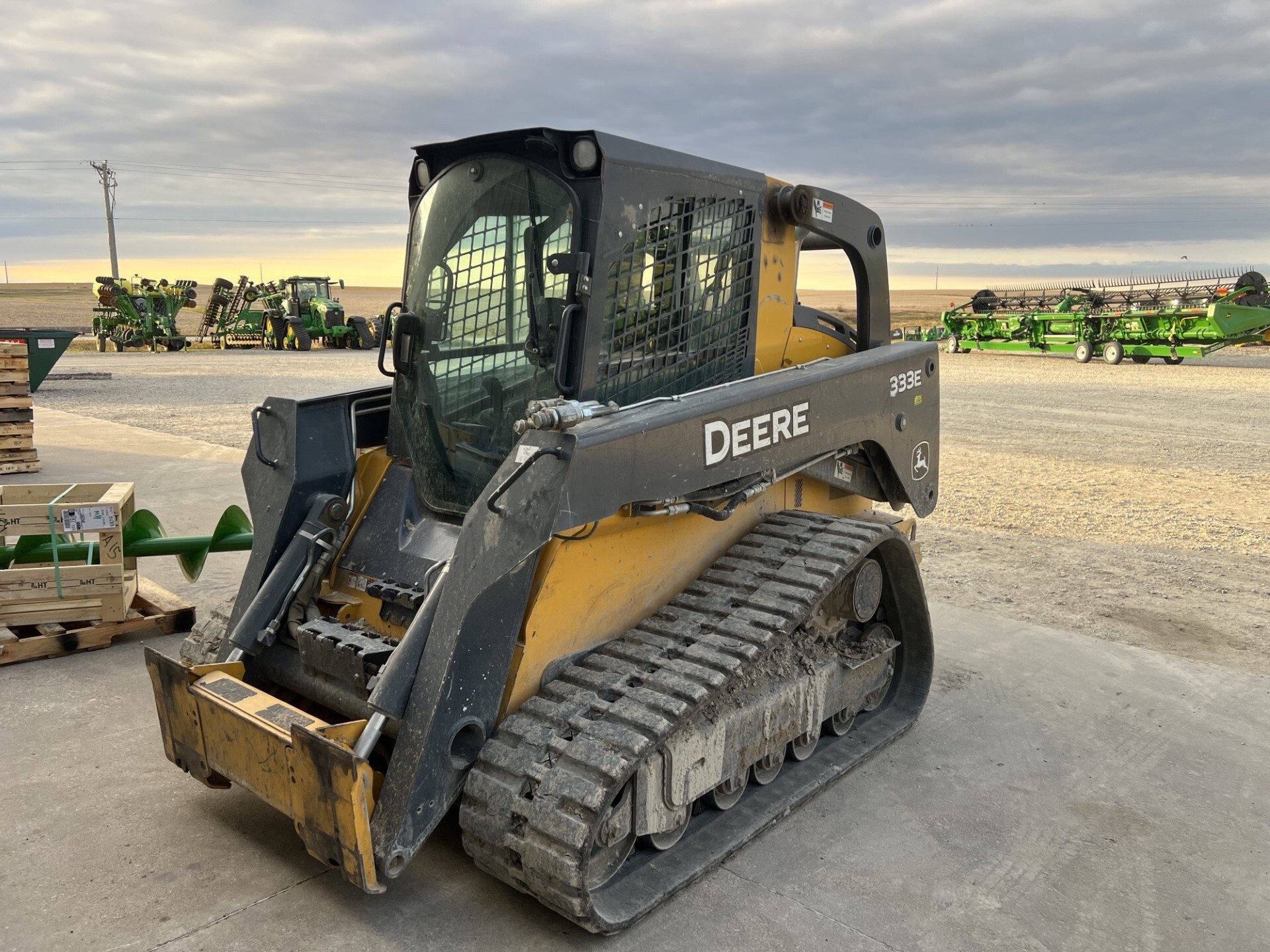2016 John Deere 333E Image 3
