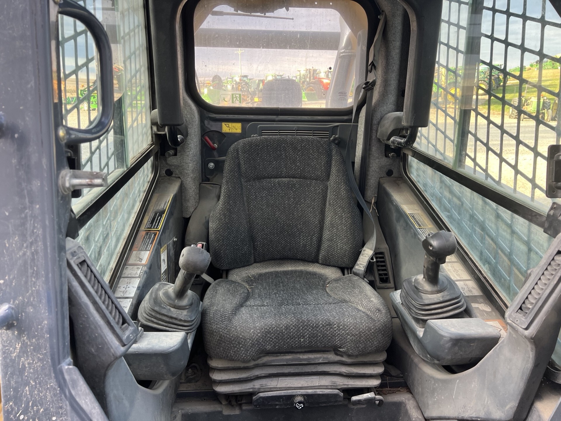 2016 John Deere 333E Image 7