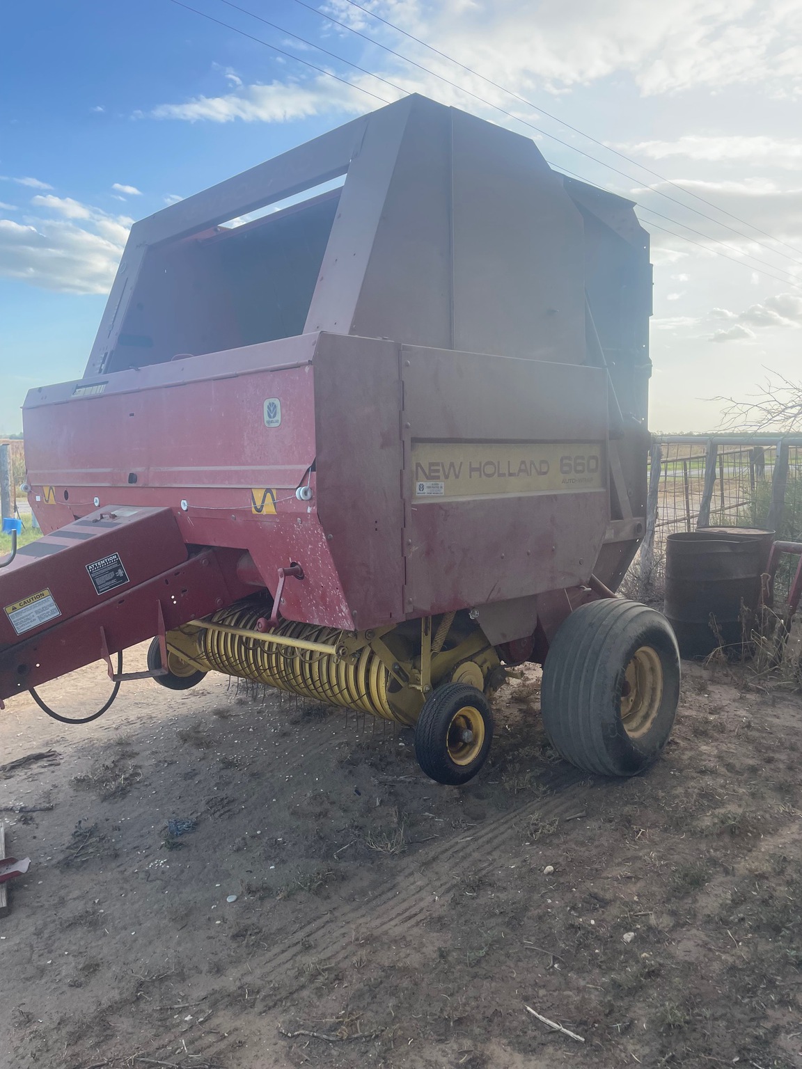 1995 New Holland 660 Image 1