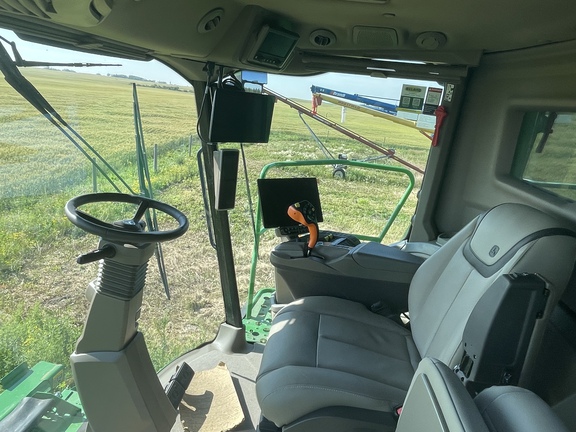 Used 2024 John Deere X9 1000 Combines at Horizon Ag & Turf in Vermilion, AB - Photo6