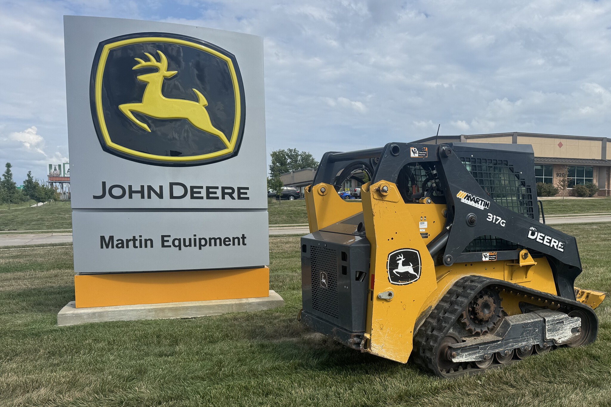 2021 John Deere 317G Image 4
