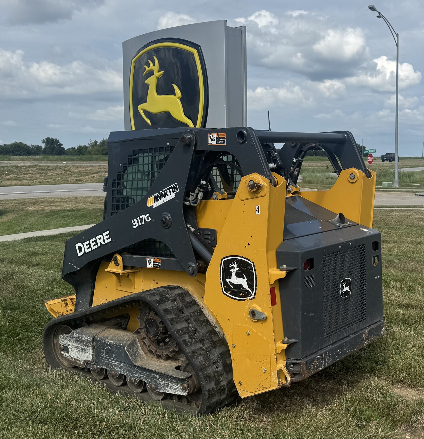 2021 John Deere 317G Image 3