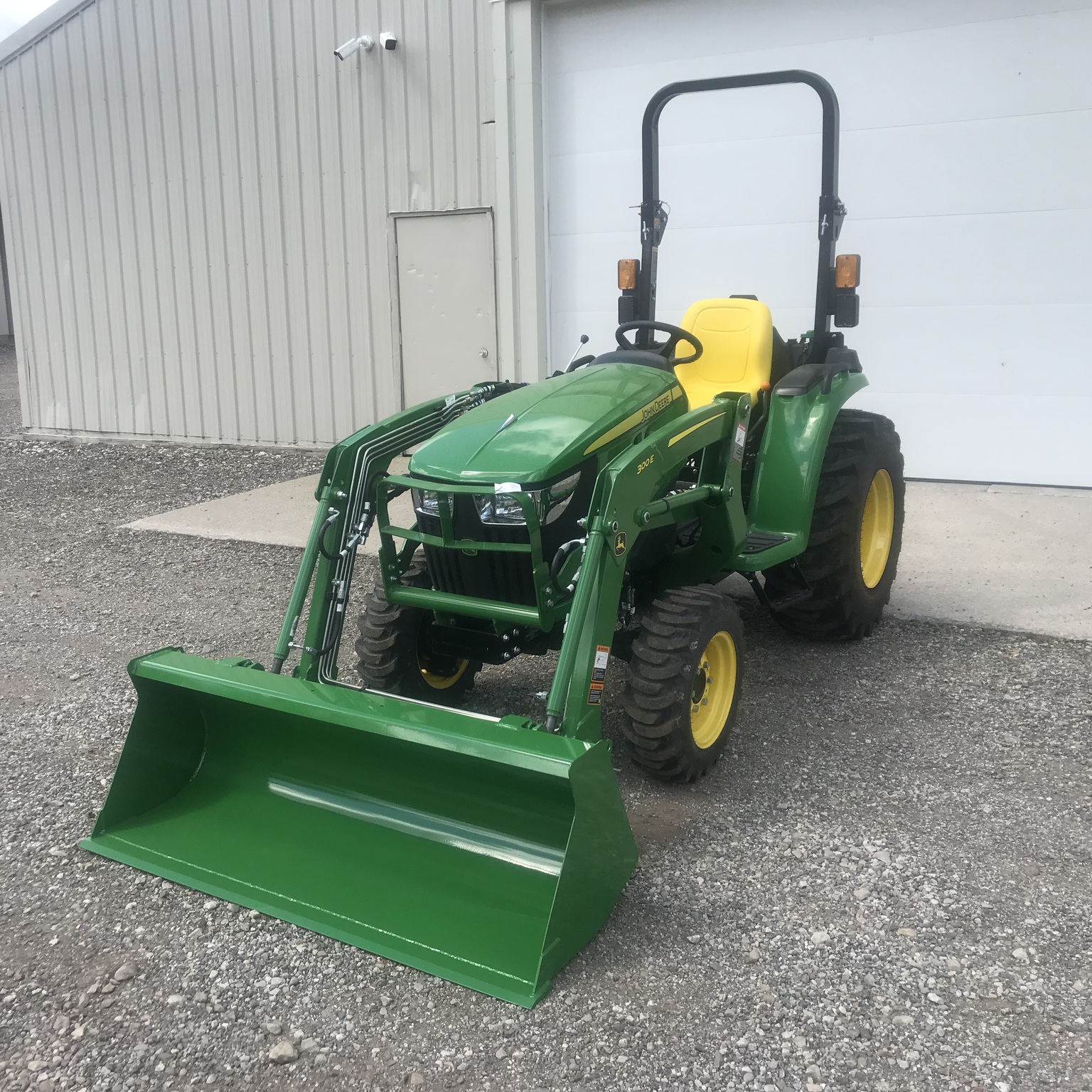 2025 John Deere 3032E Image 3