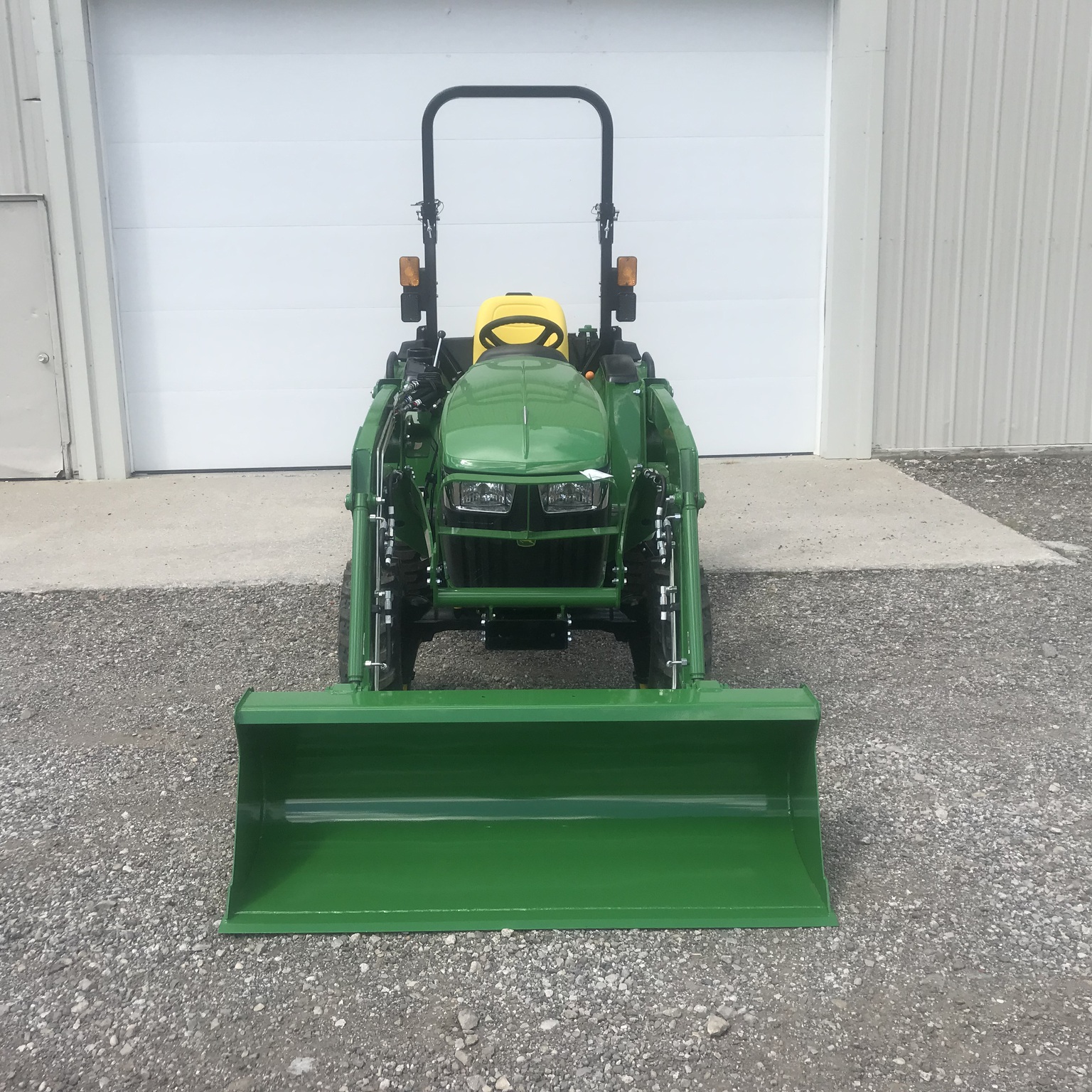 2025 John Deere 3032E Image 2