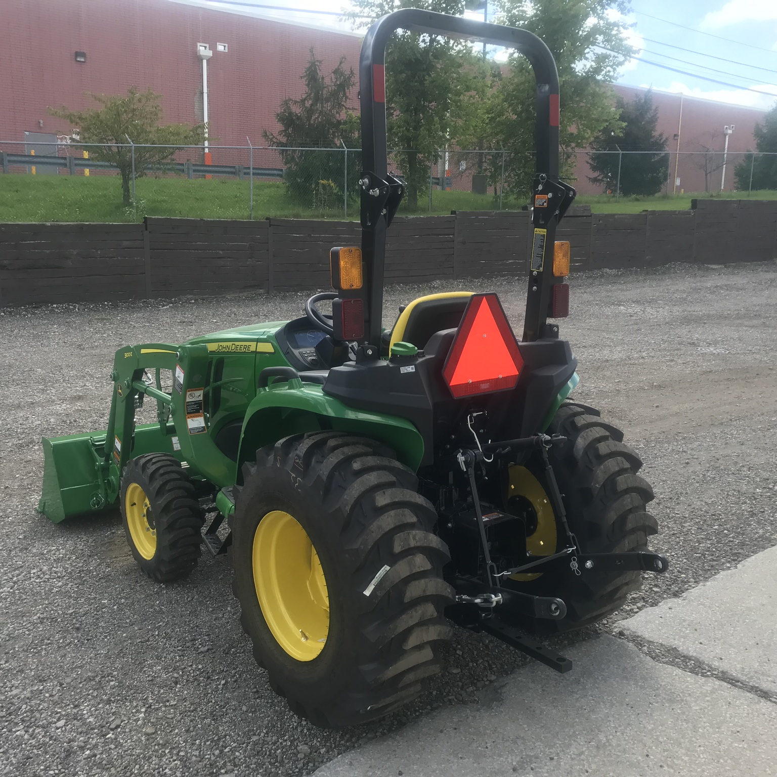 2025 John Deere 3032E Image 4