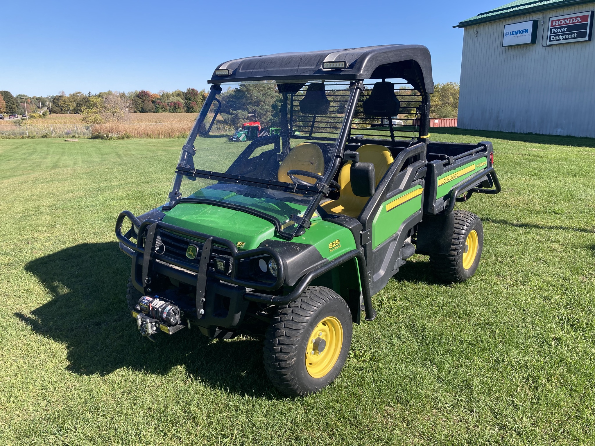2016 John Deere 825i Image 1