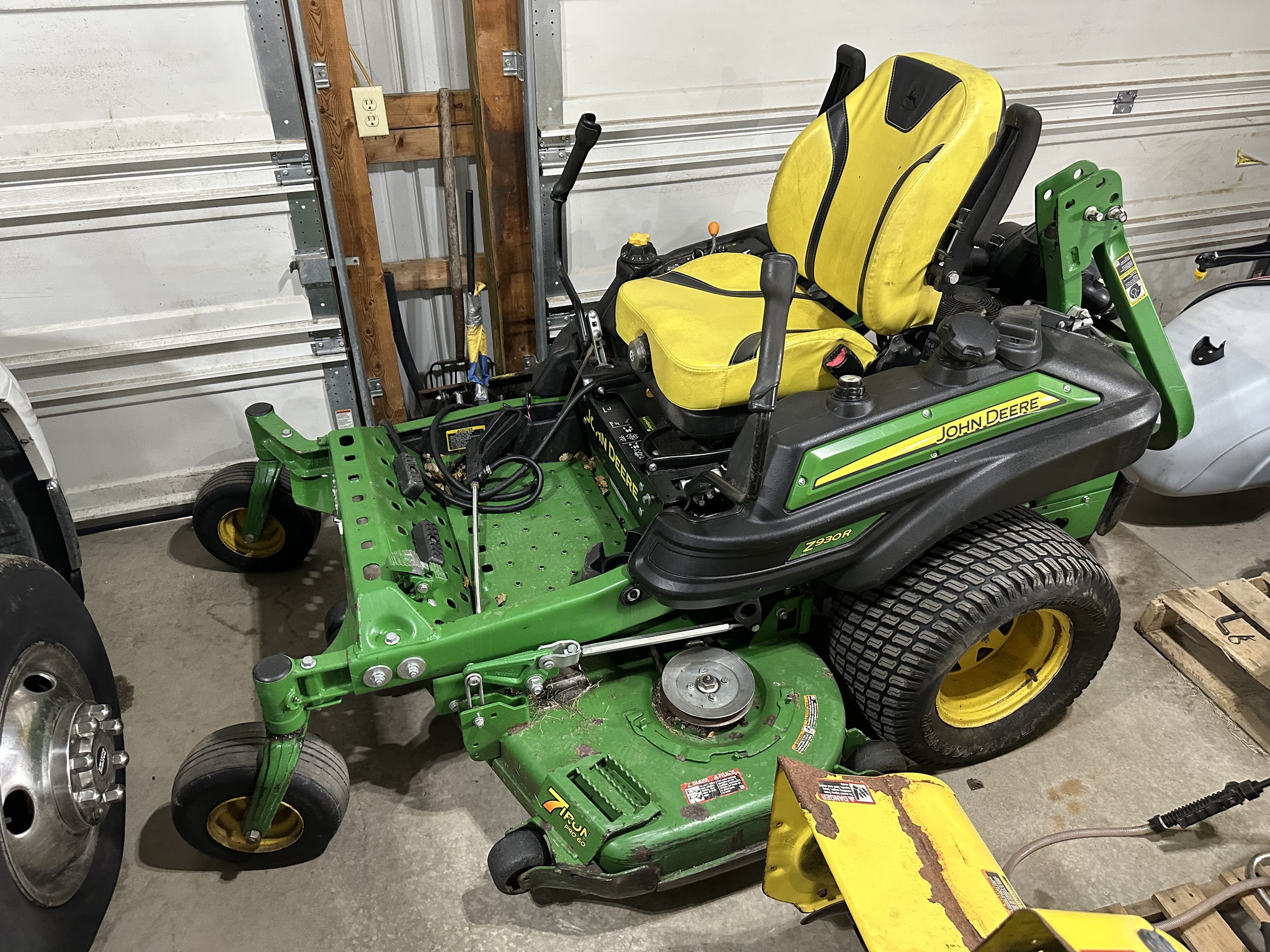 2021 John Deere Z930R Image 1