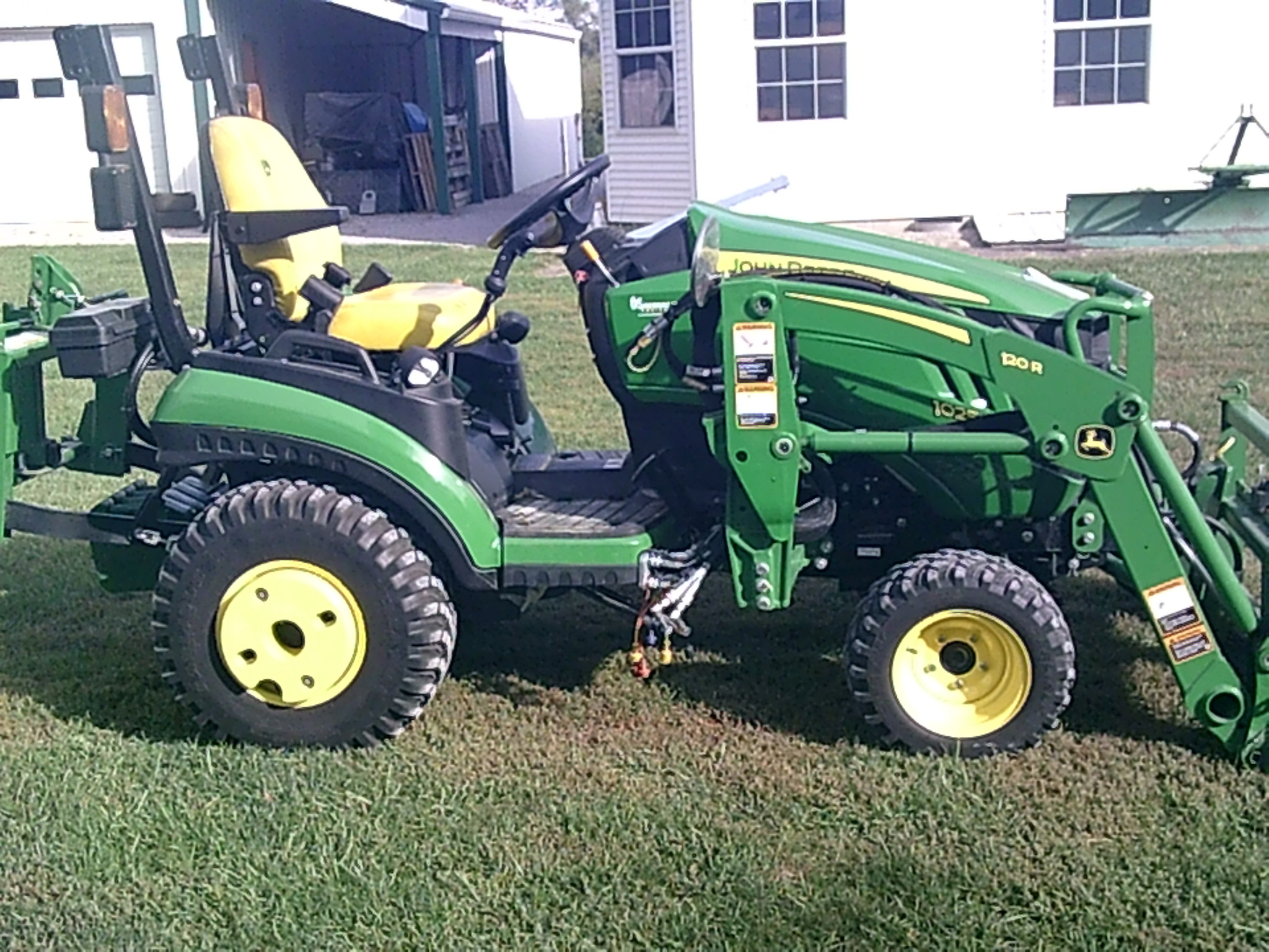 2022 John Deere 1025R Image 1