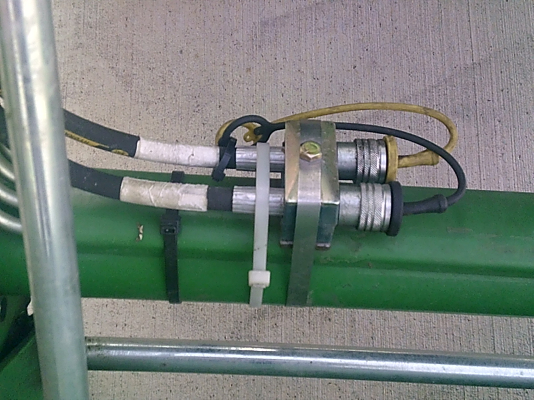 2022 John Deere 1025R Image 9