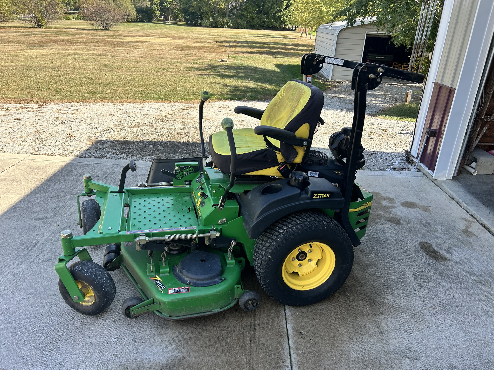 2005 John Deere 717A Image 2
