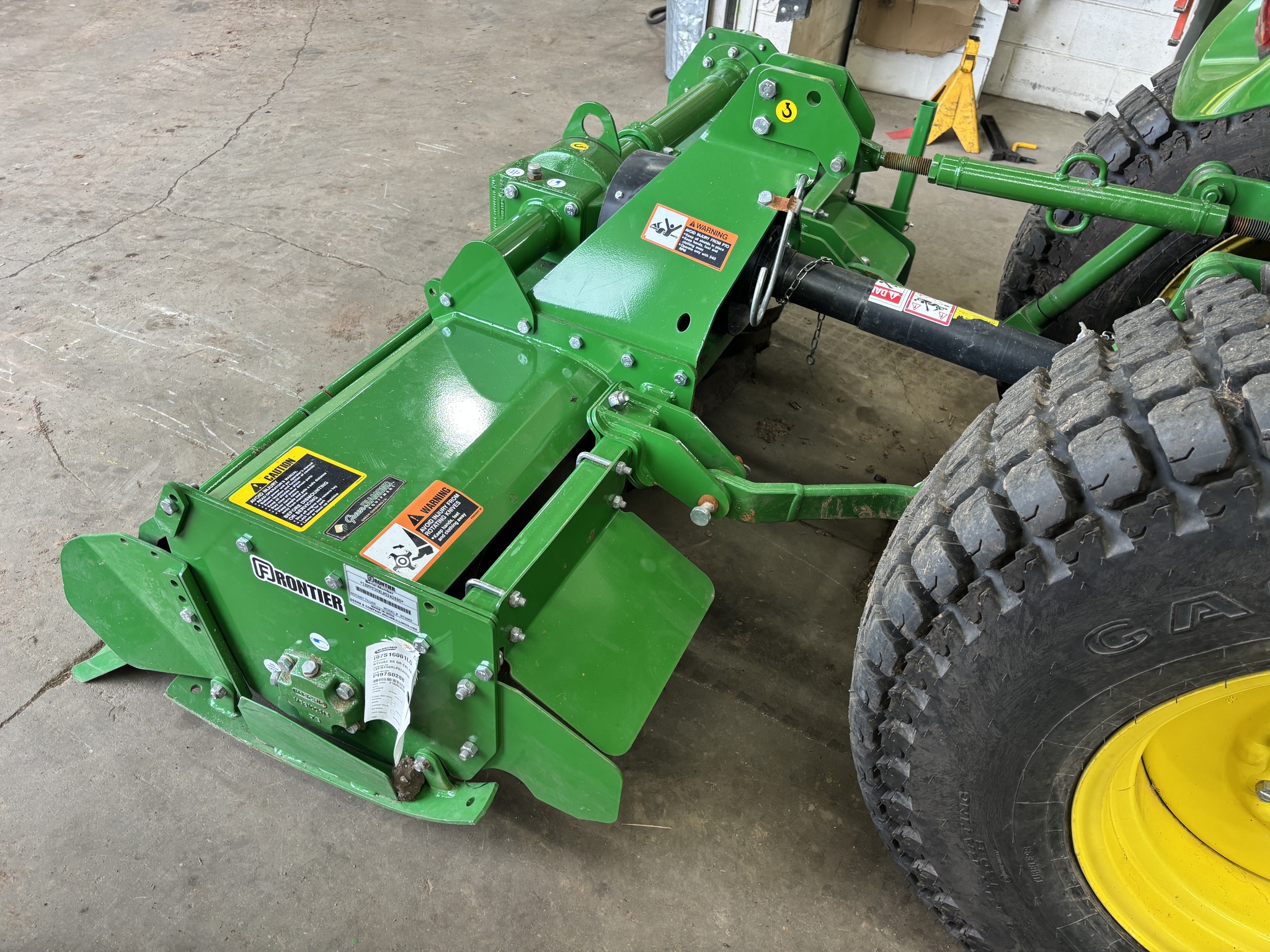 2022 John Deere 3033R Image 18