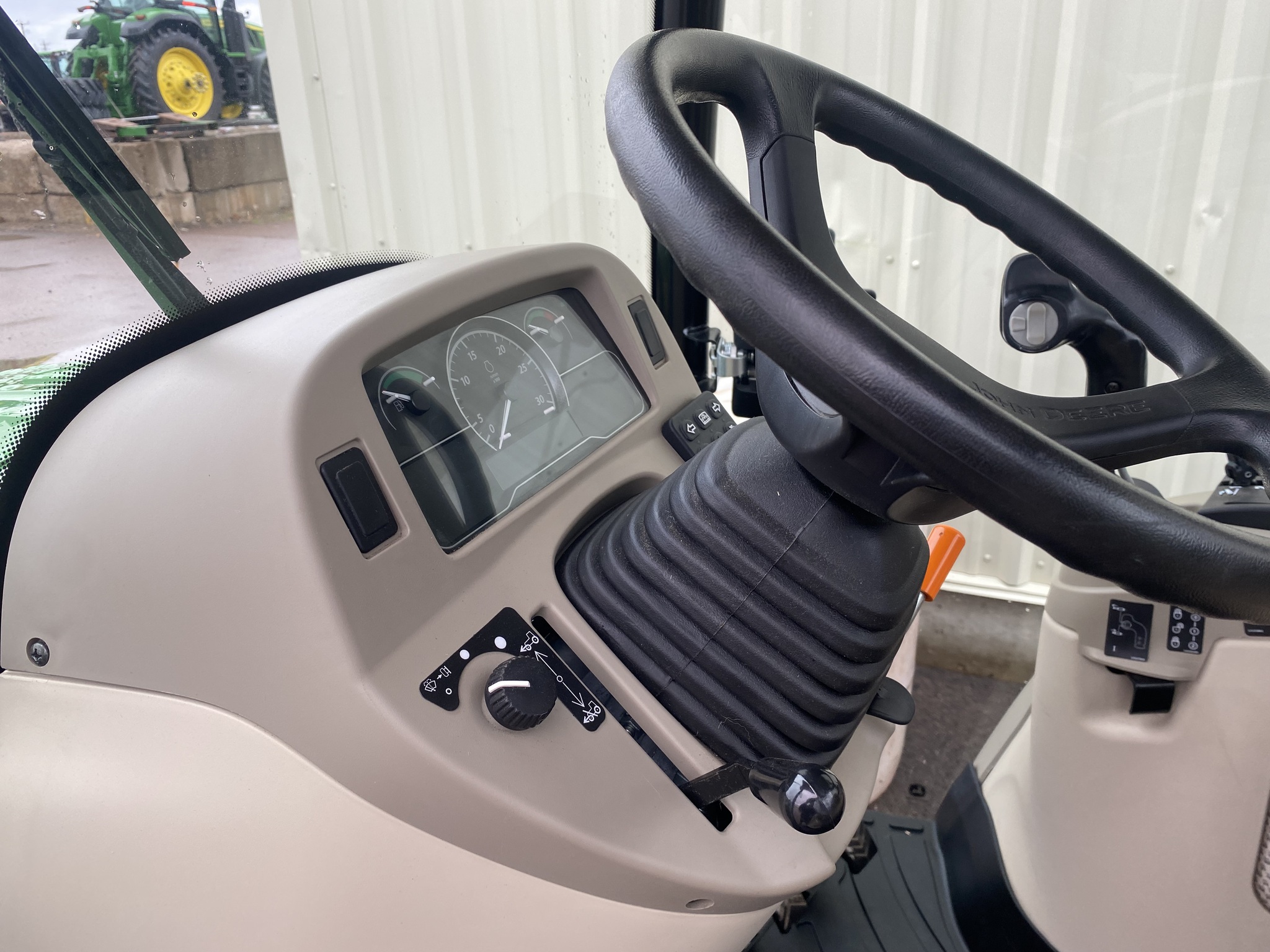 2022 John Deere 3033R Image 11