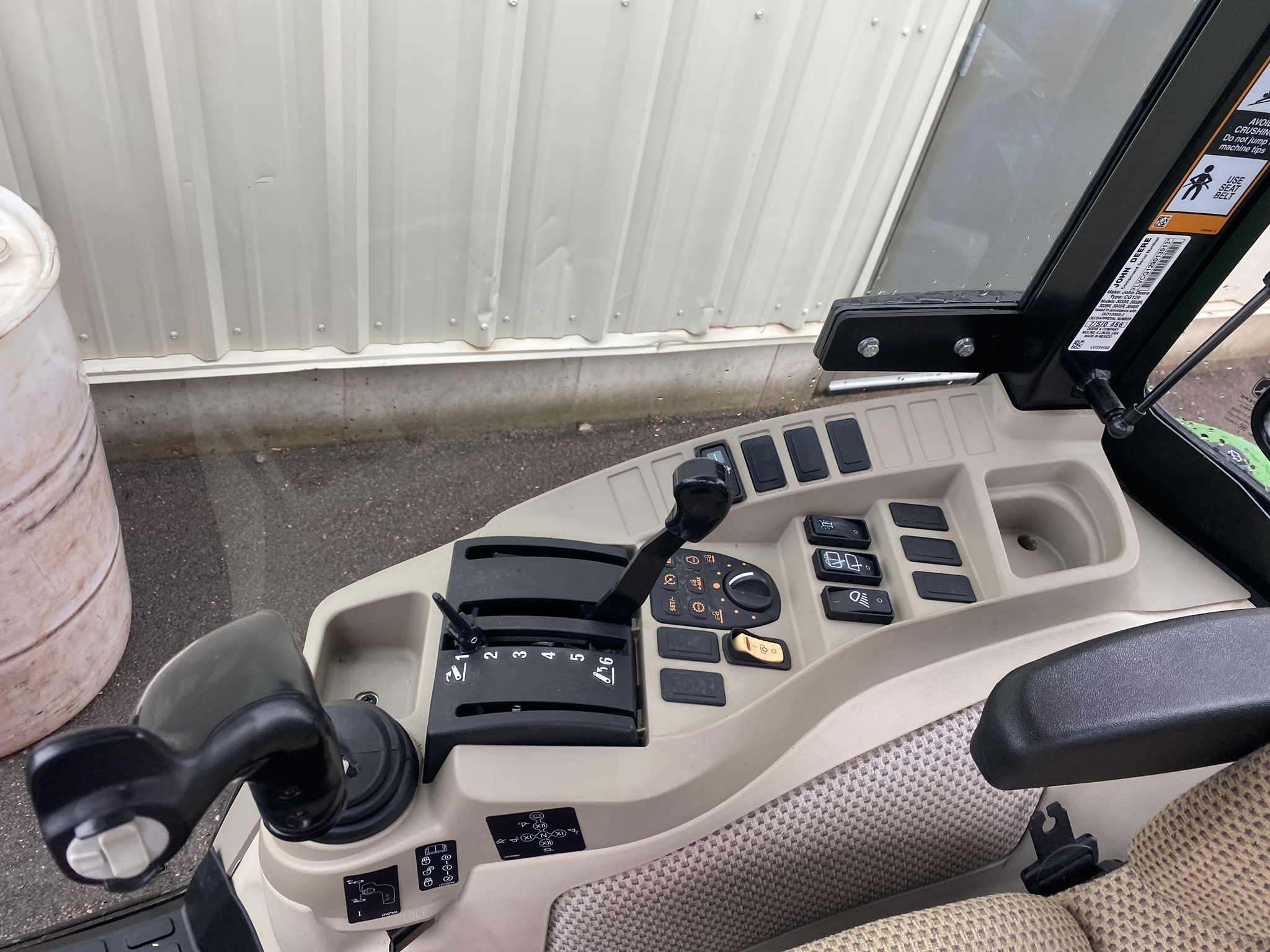 2022 John Deere 3033R Image 12