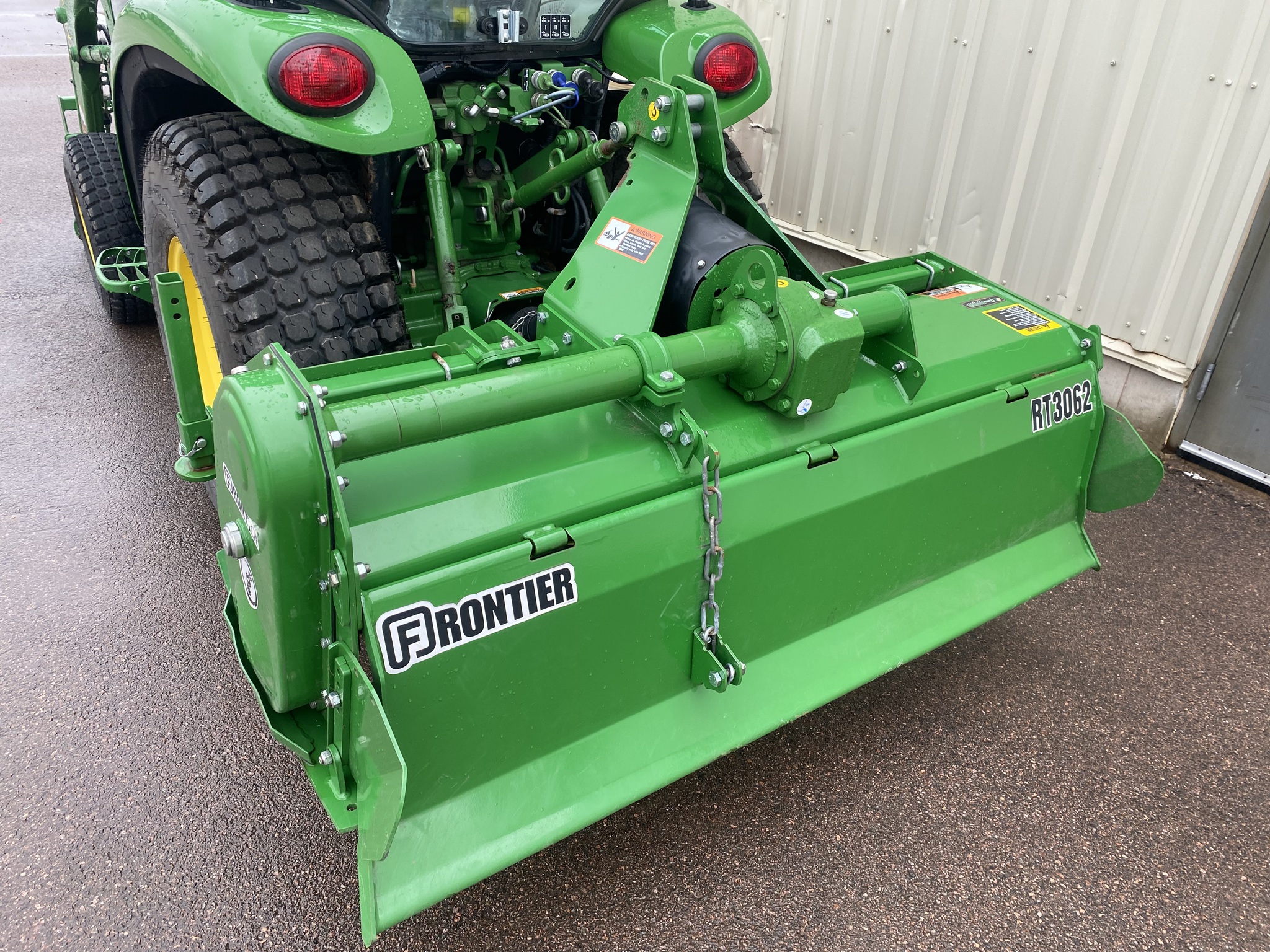 2022 John Deere 3033R Image 28