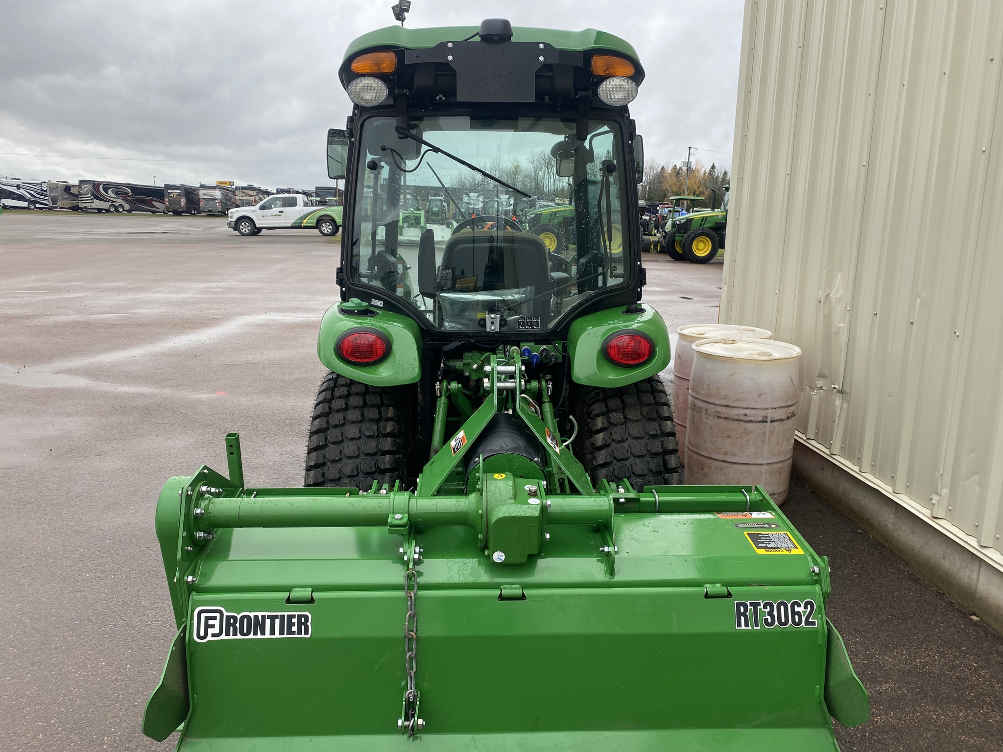2022 John Deere 3033R Image 25