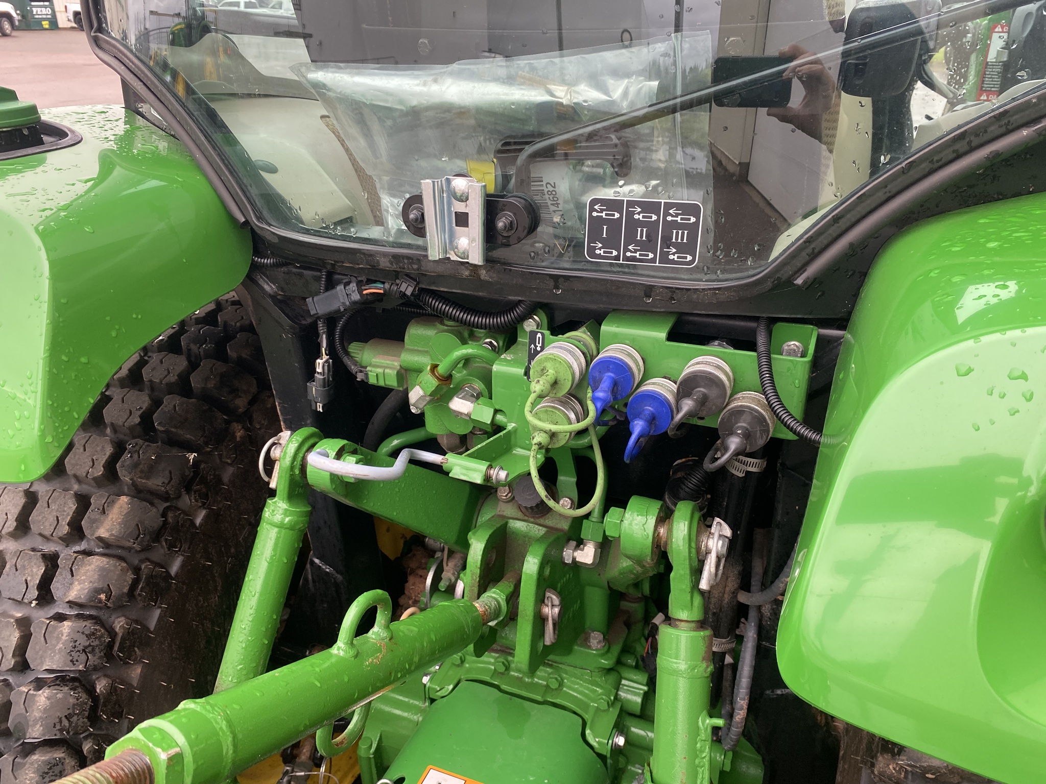 2022 John Deere 3033R Image 22