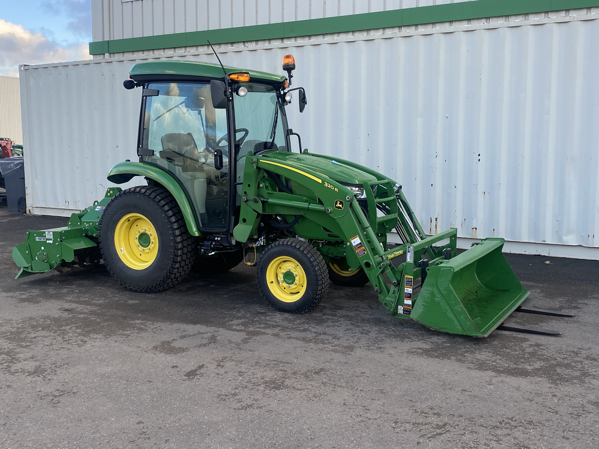 2022 John Deere 3033R Image 3