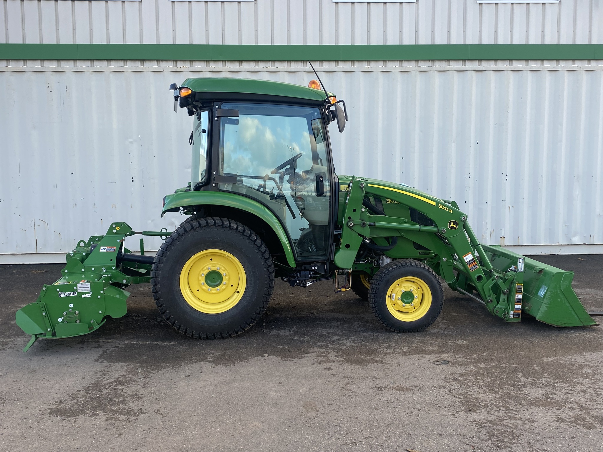2022 John Deere 3033R Image 4
