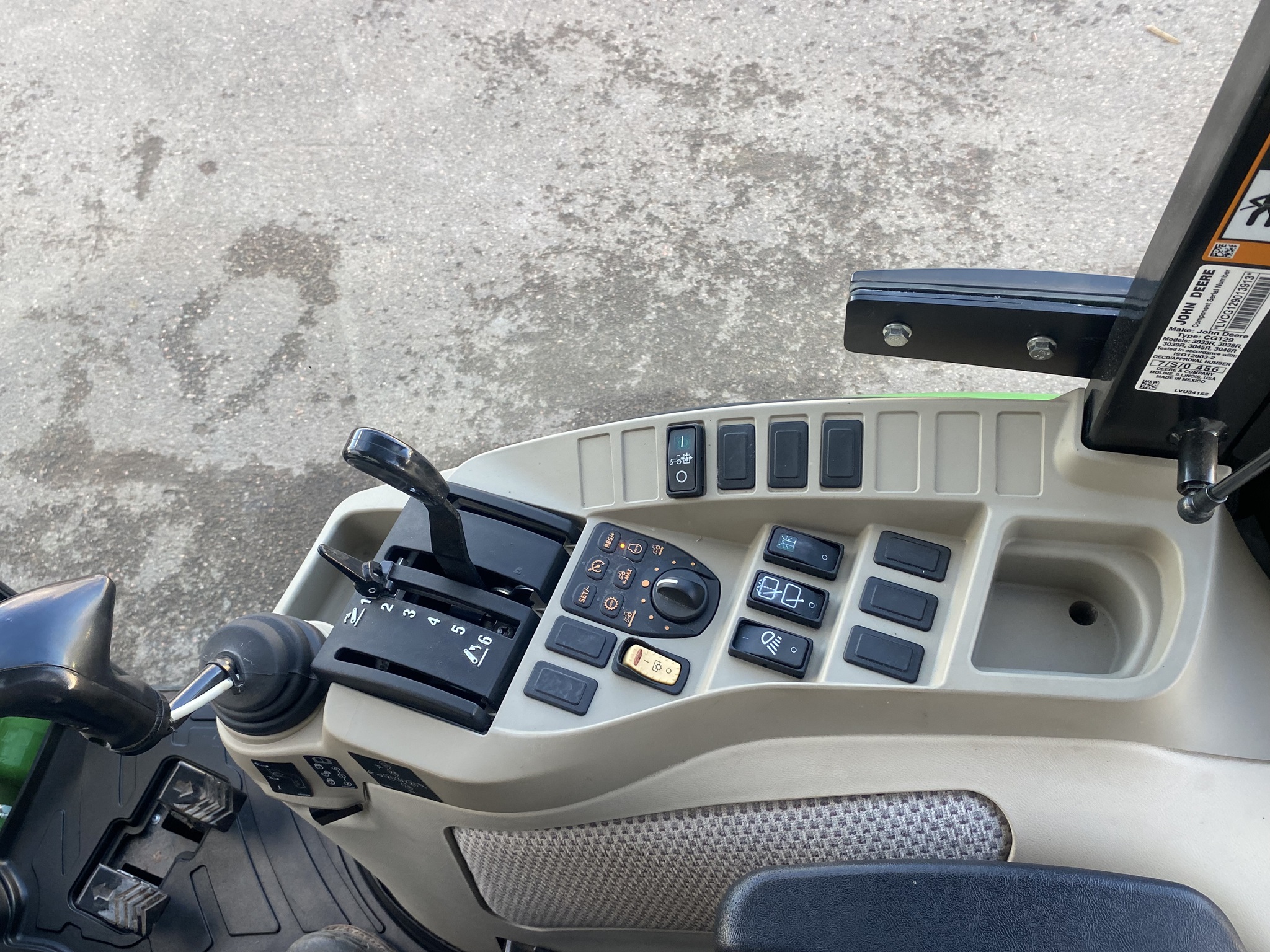 2022 John Deere 3033R Image 17